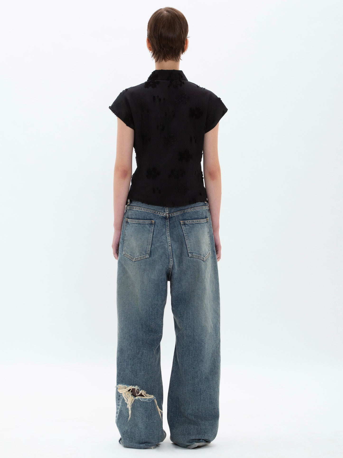 color:BLACK