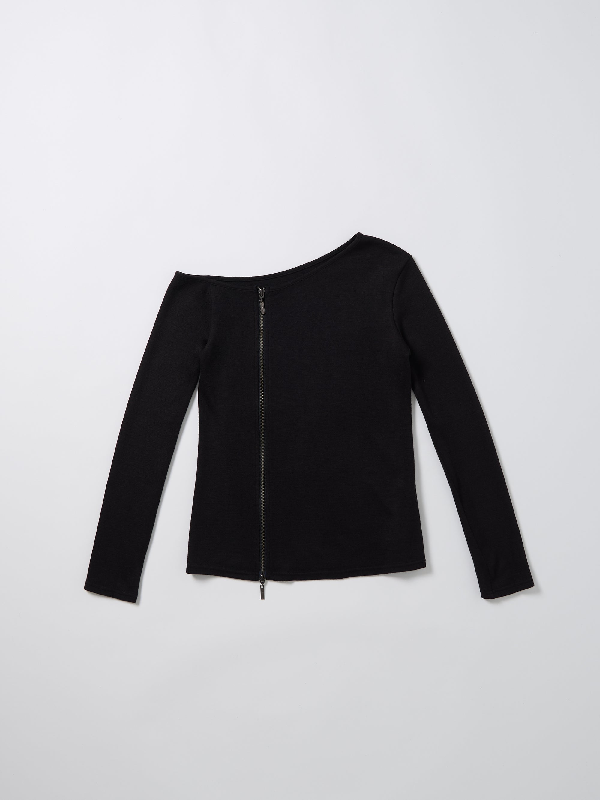 color:BLACK