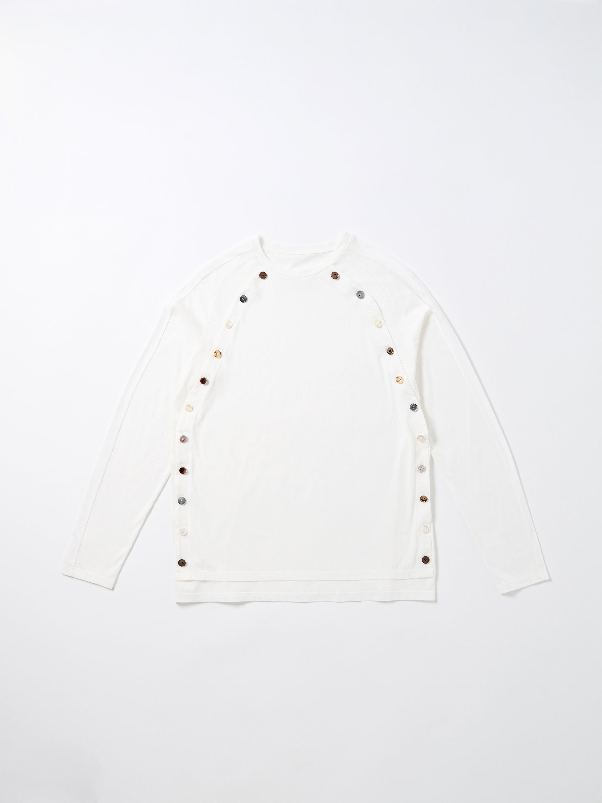 color:WHITE