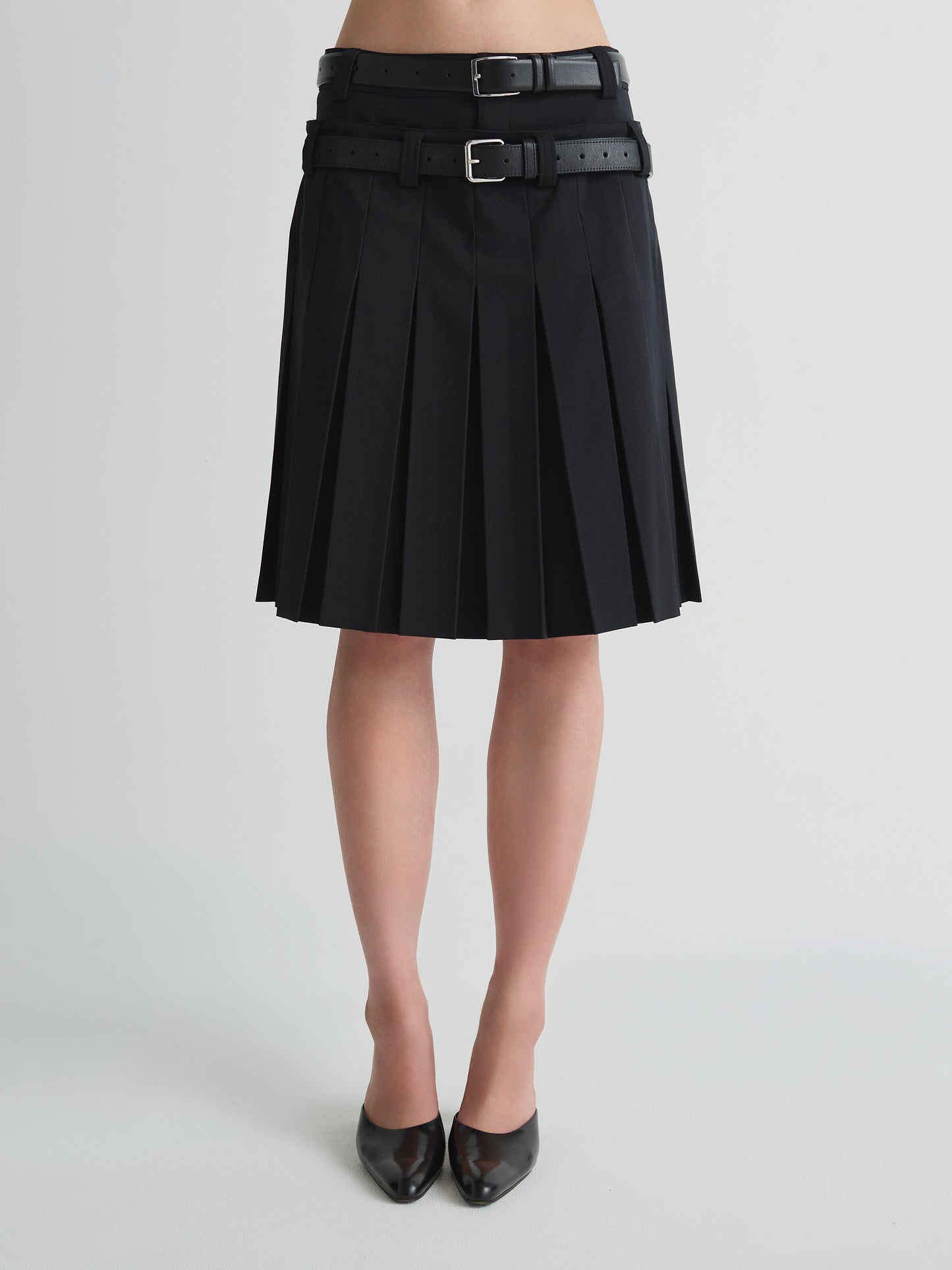 color:BLACK