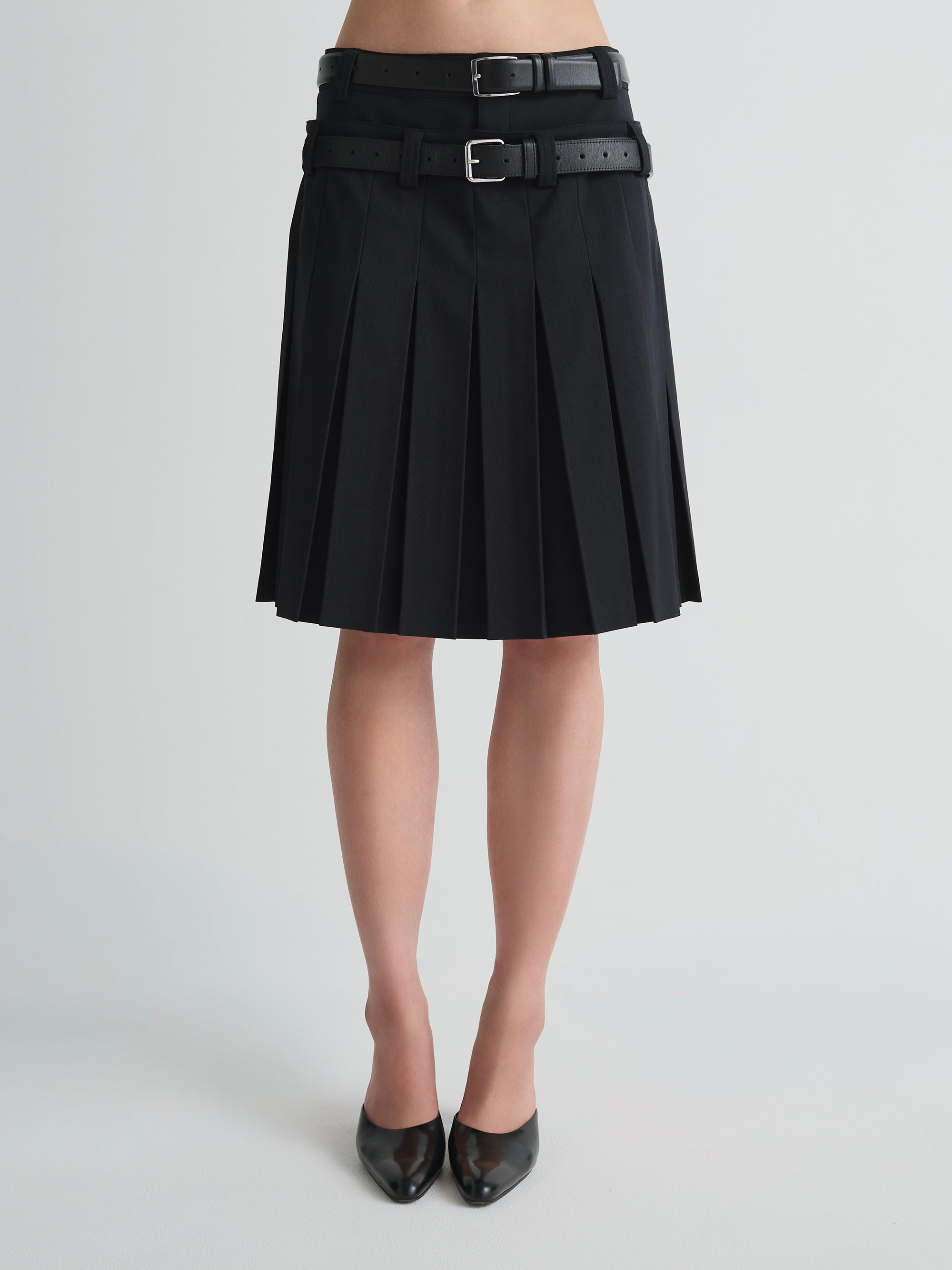 color:BLACK