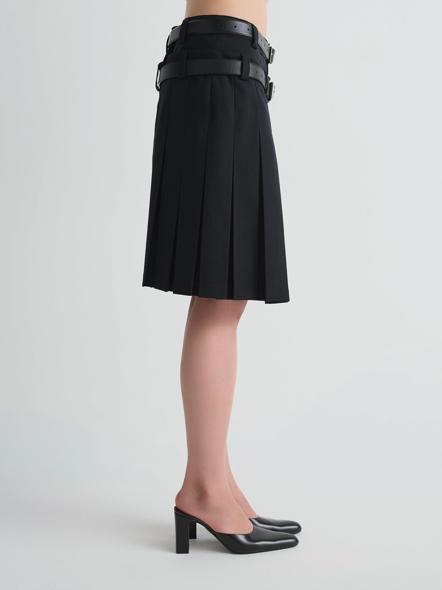 color:BLACK