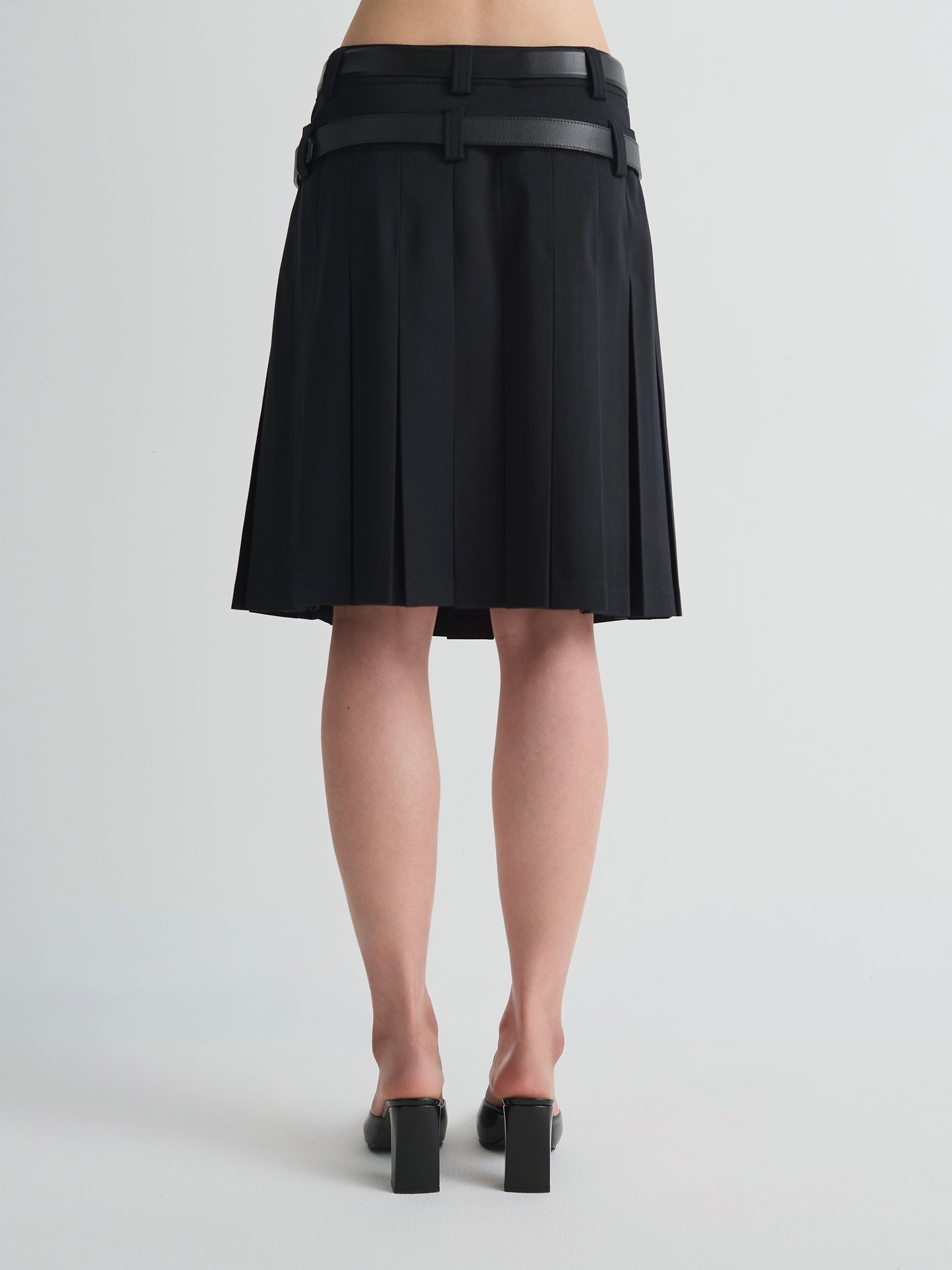 color:BLACK