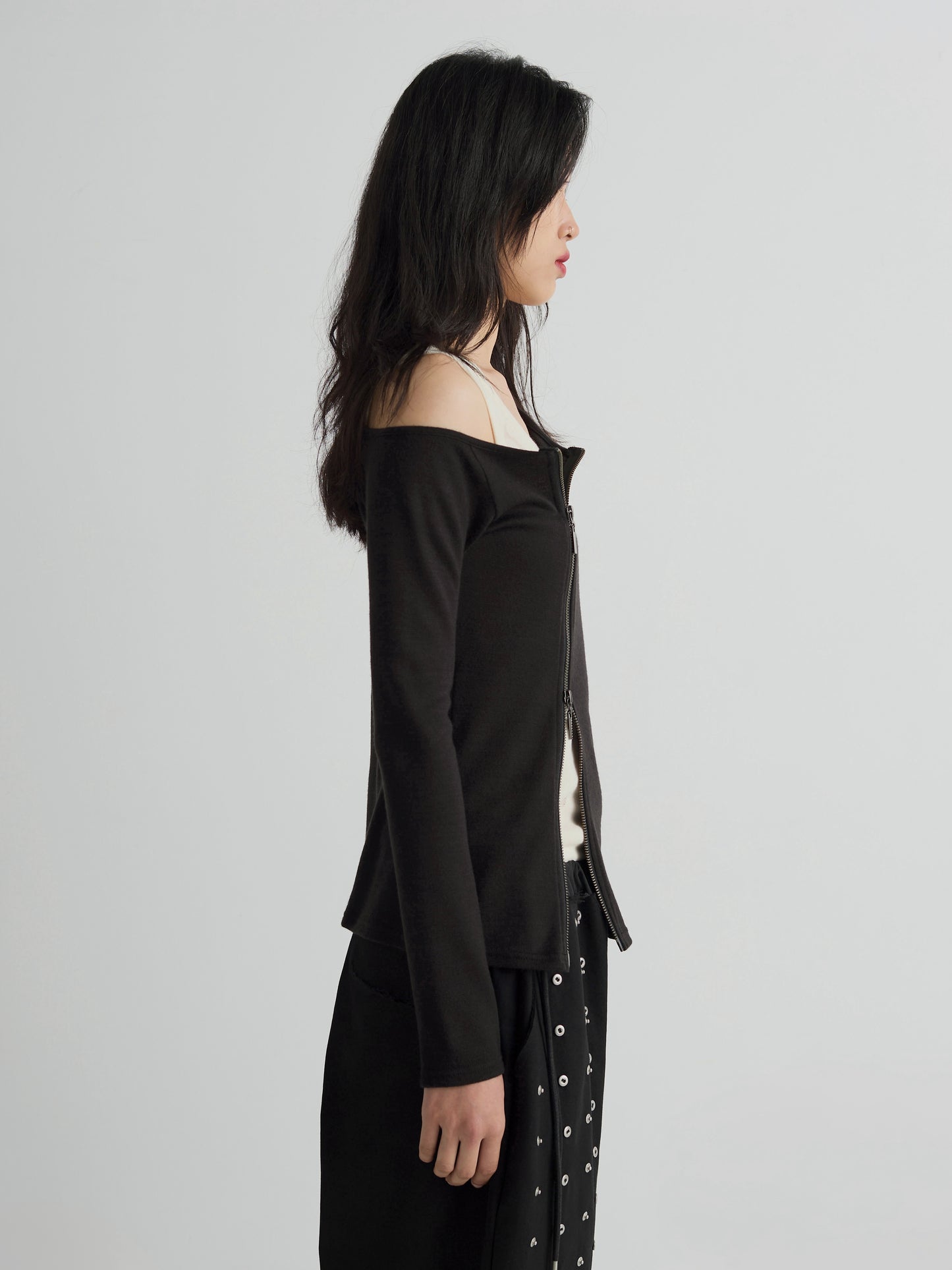 color:BLACK