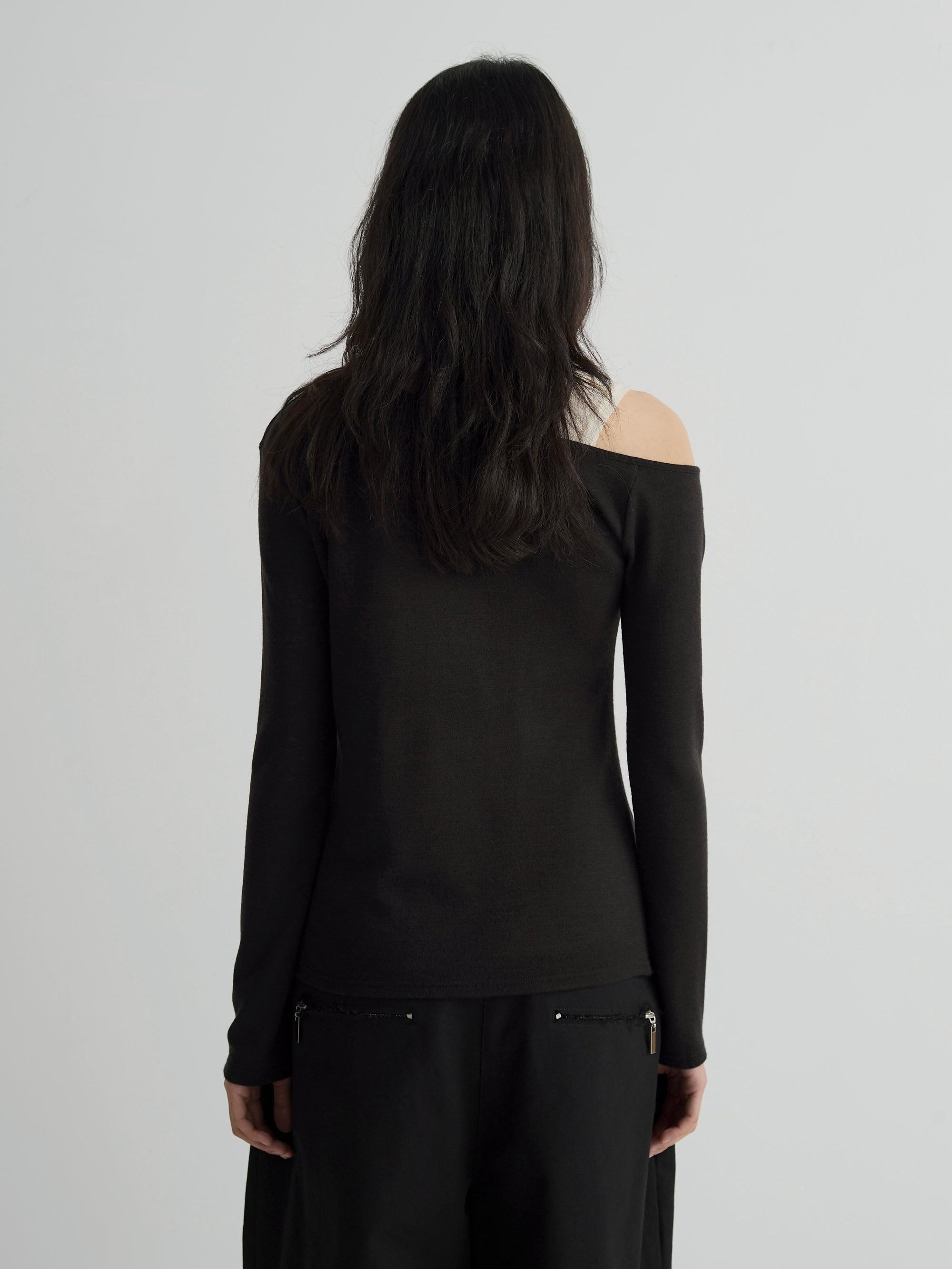 color:BLACK
