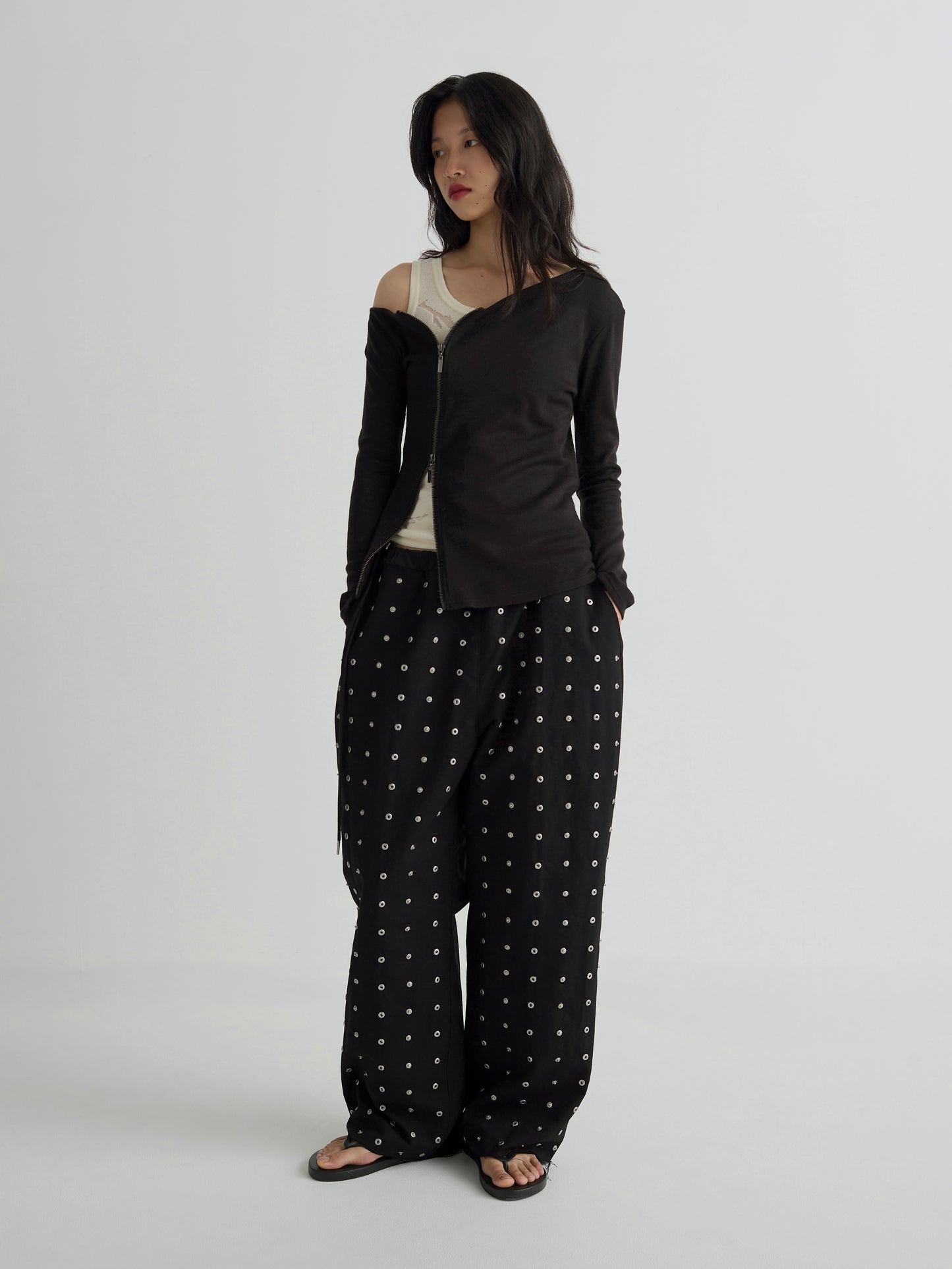 color:BLACK