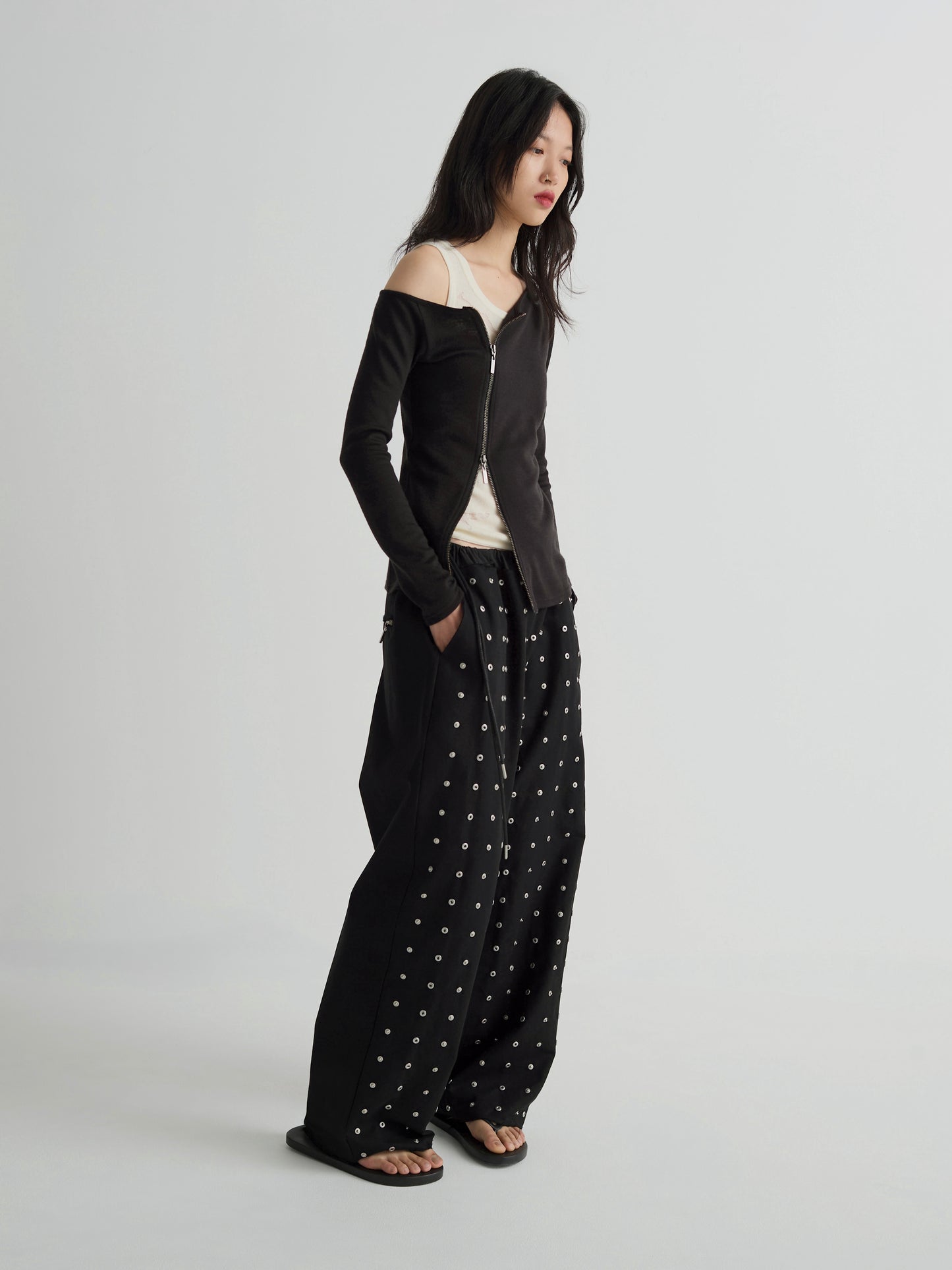 color:BLACK