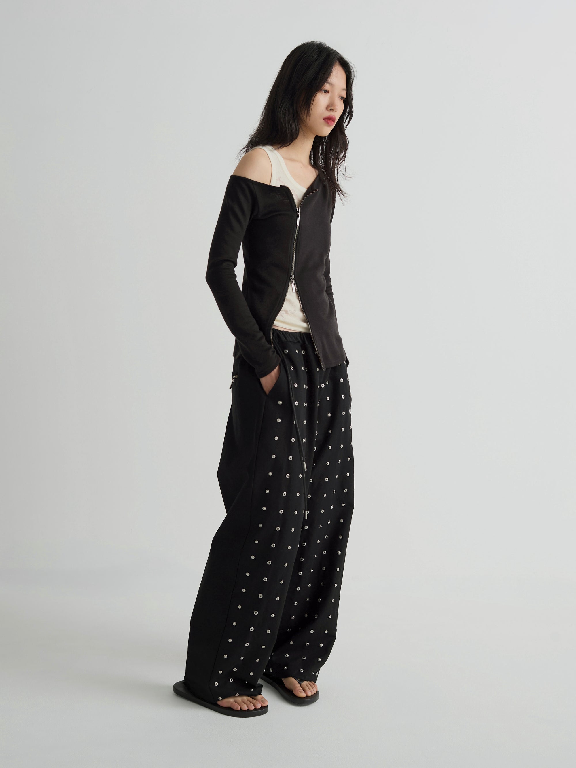 color:BLACK