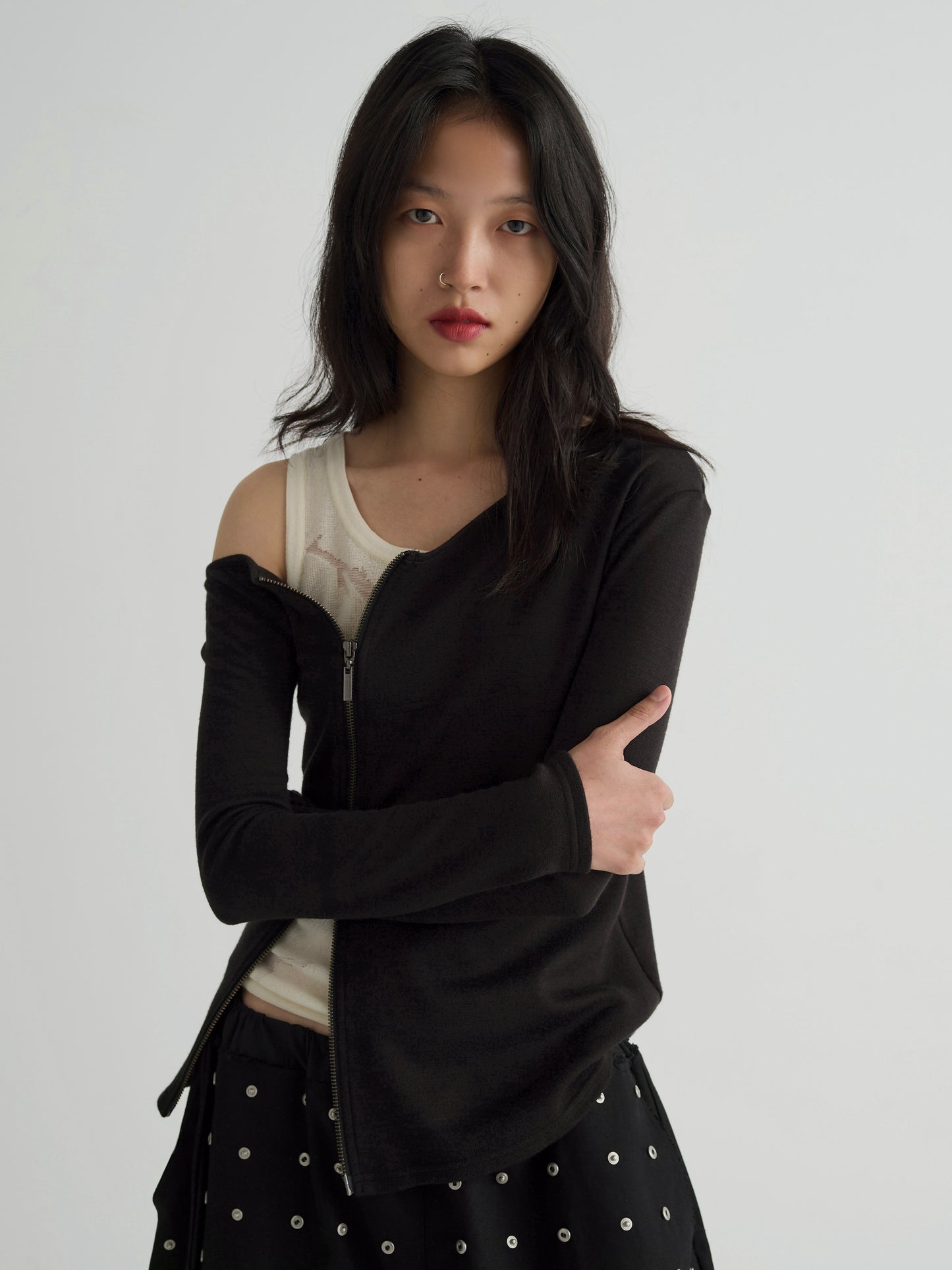 color:BLACK