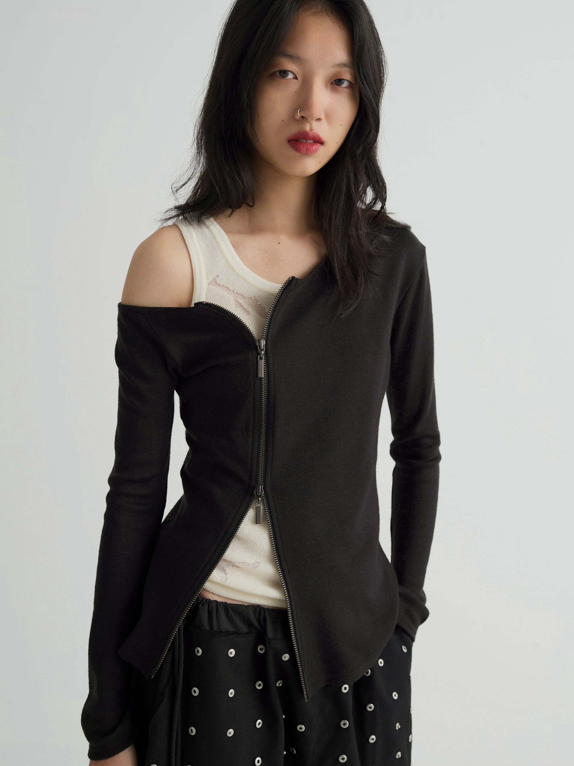 color:BLACK