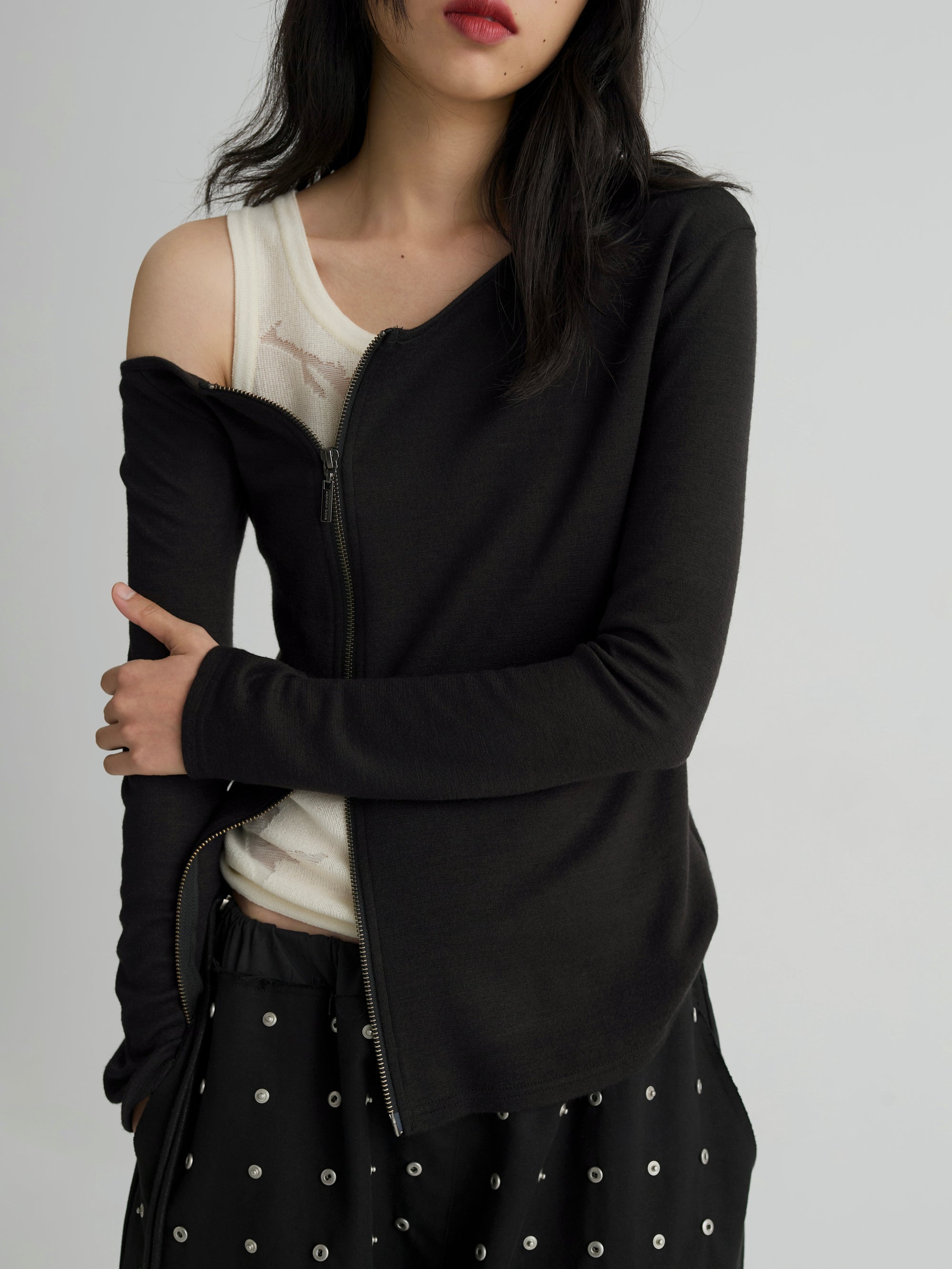 color:BLACK