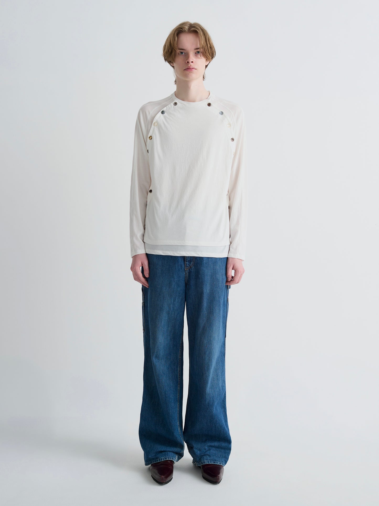 color:WHITE
