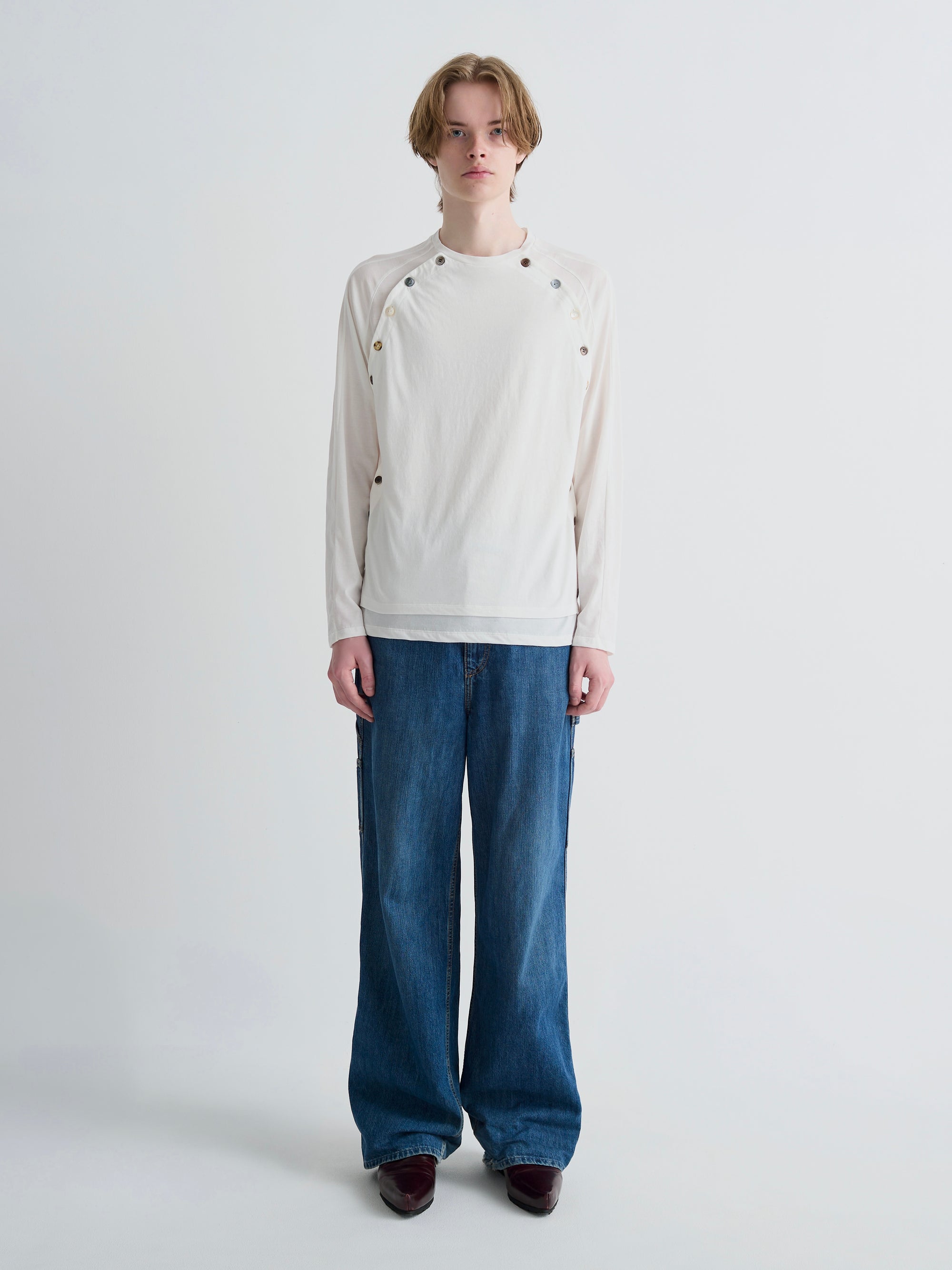 color:WHITE