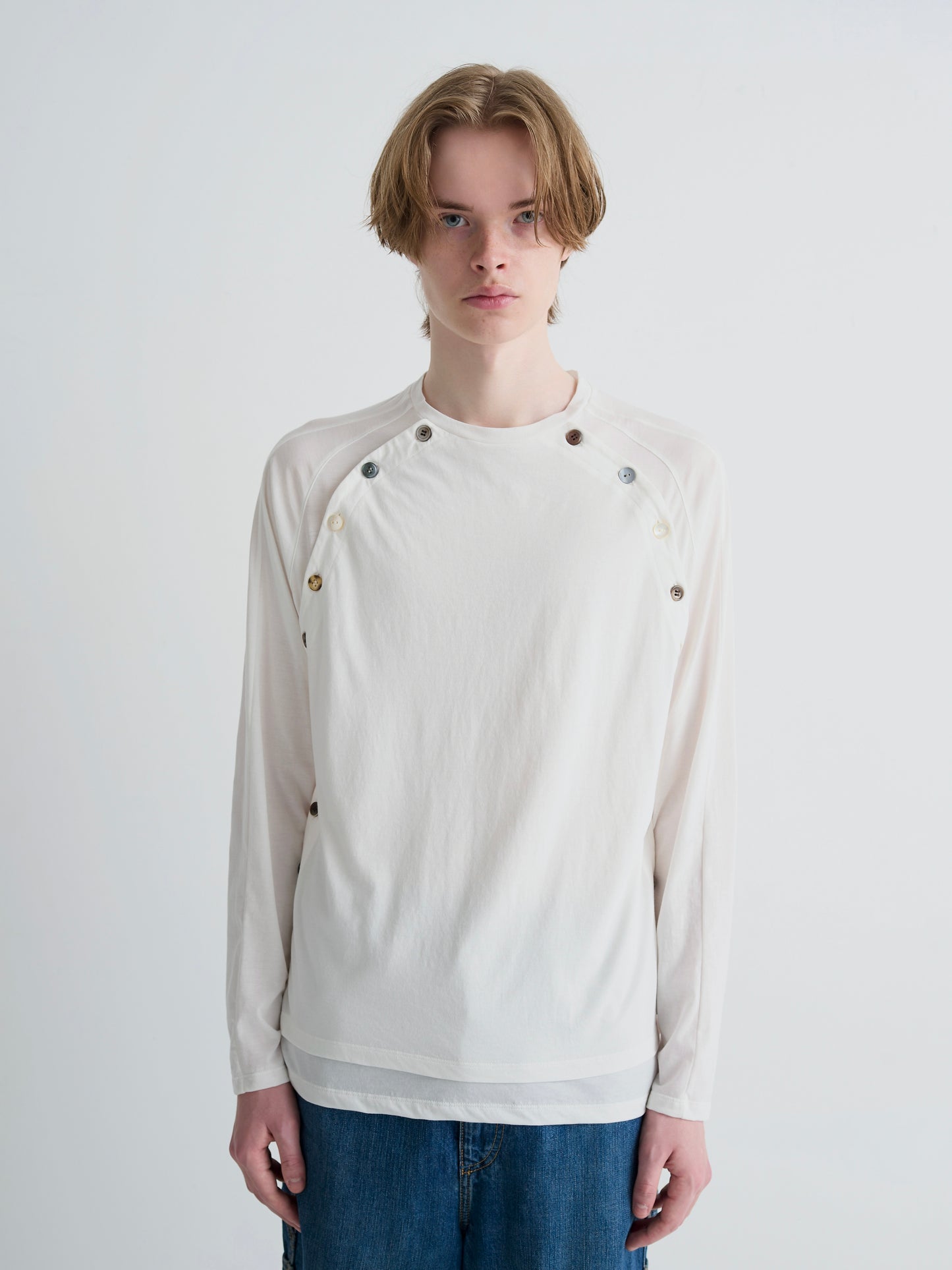 color:WHITE