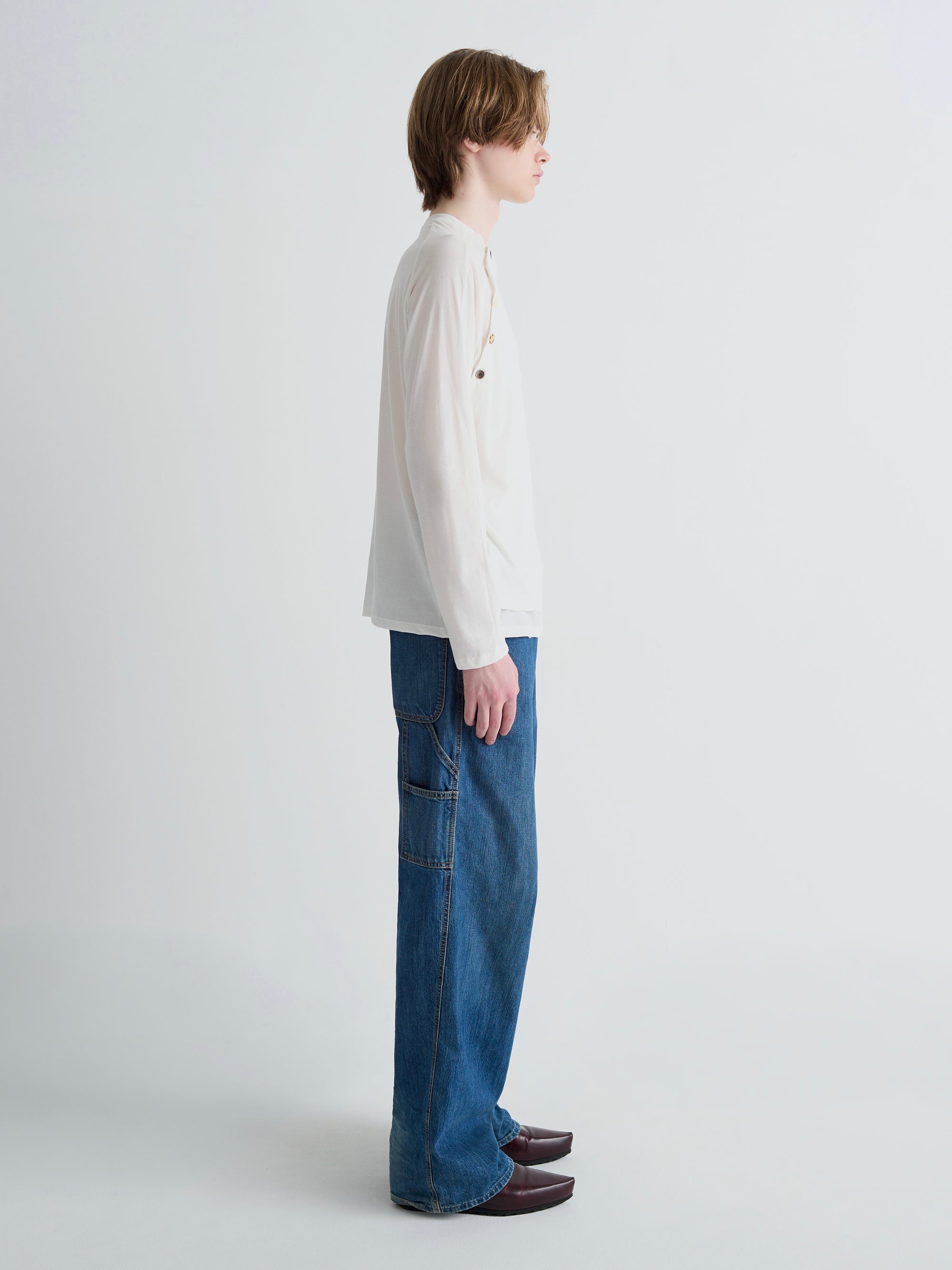 color:WHITE