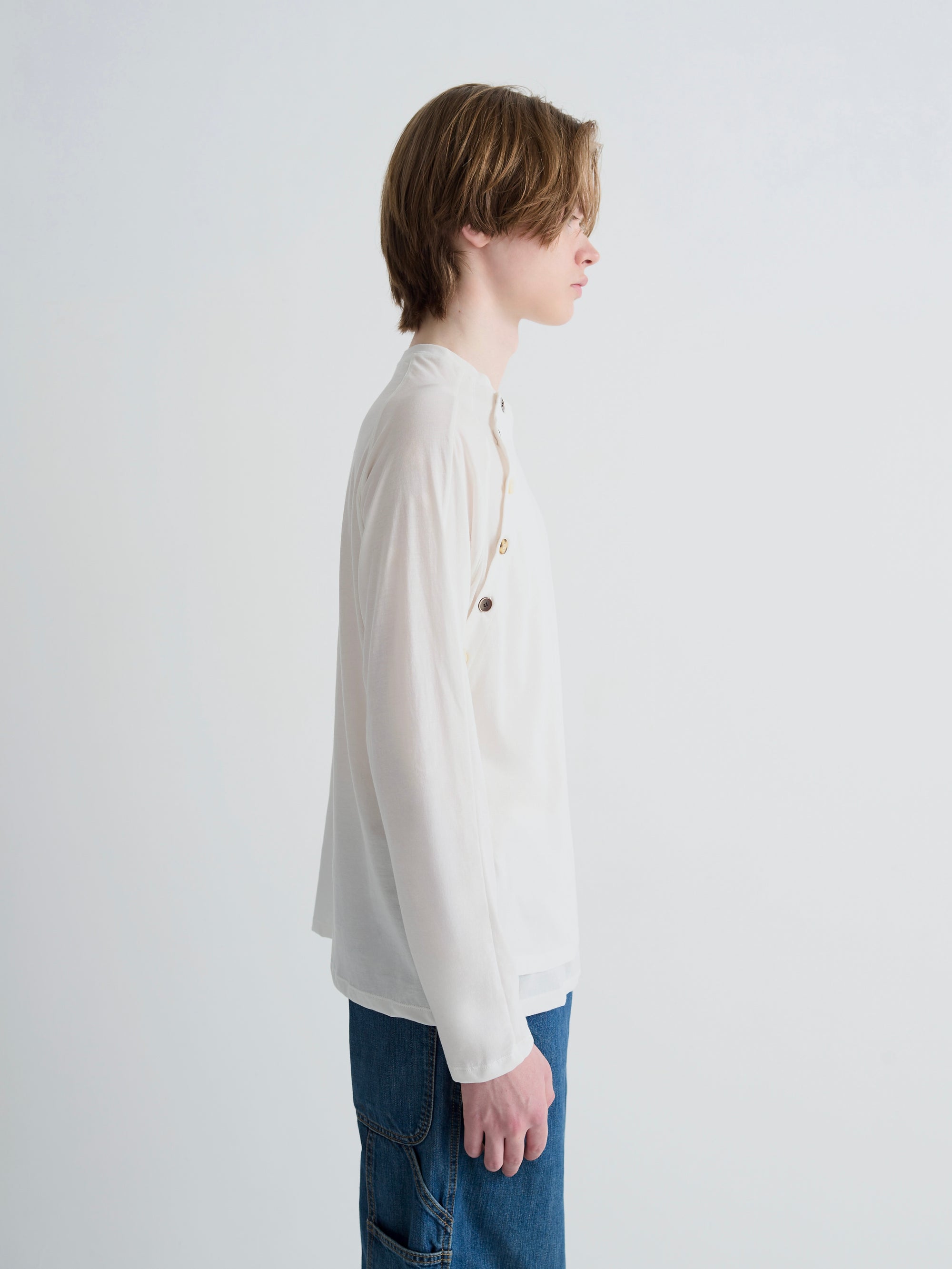 color:WHITE