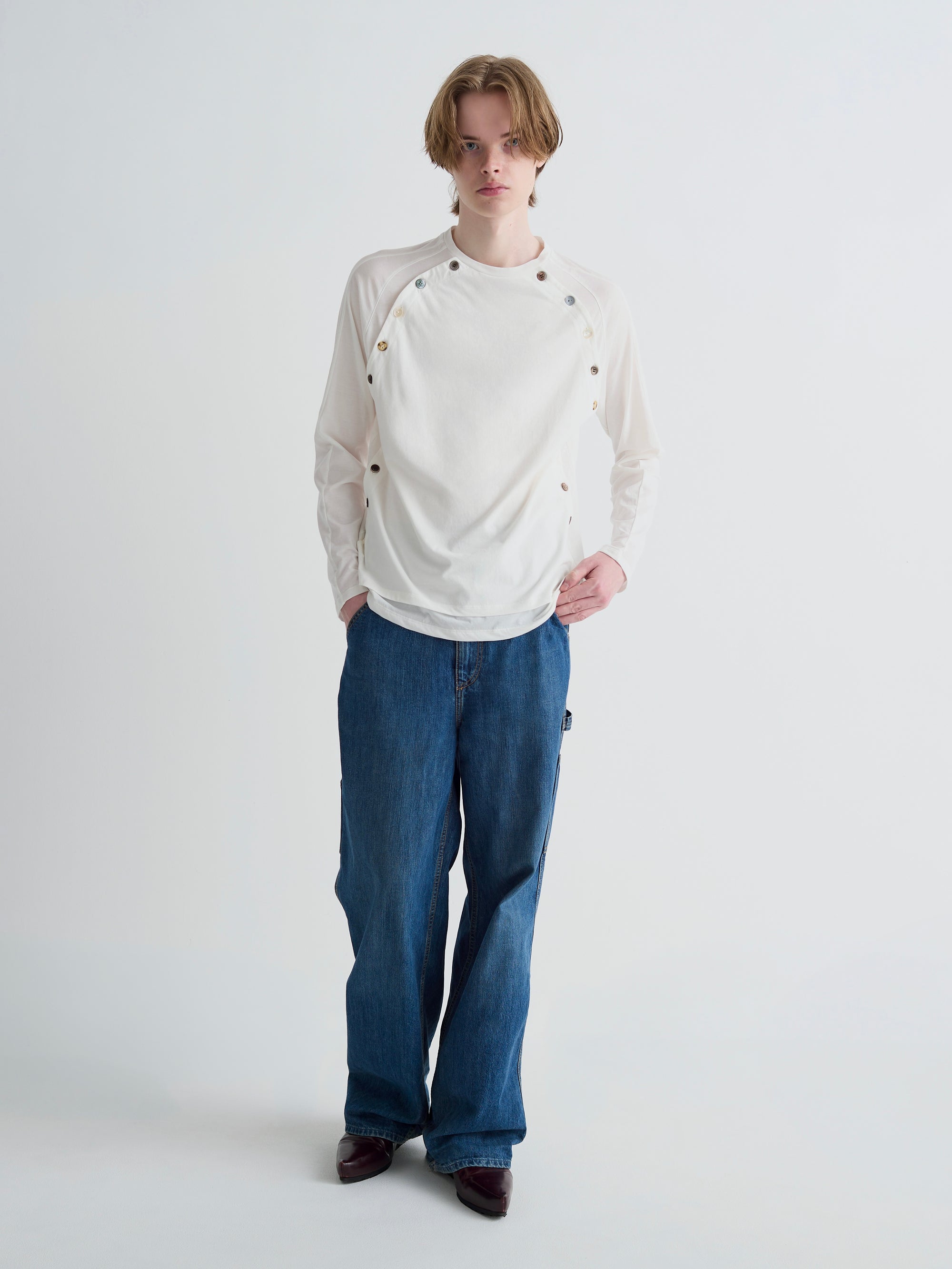 color:WHITE