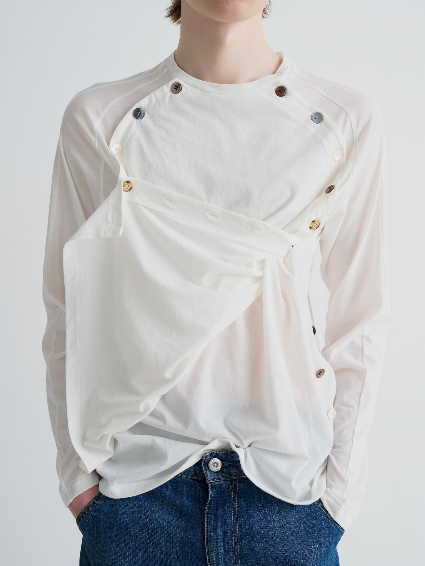 color:WHITE