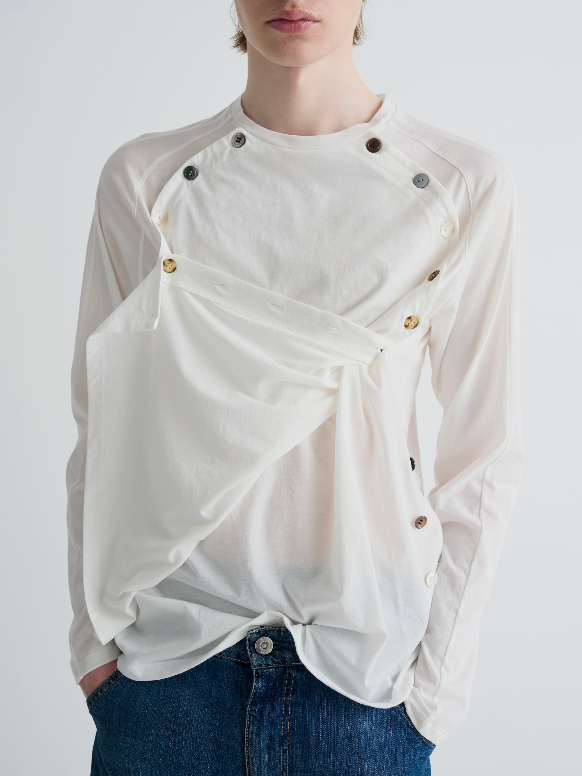 color:WHITE