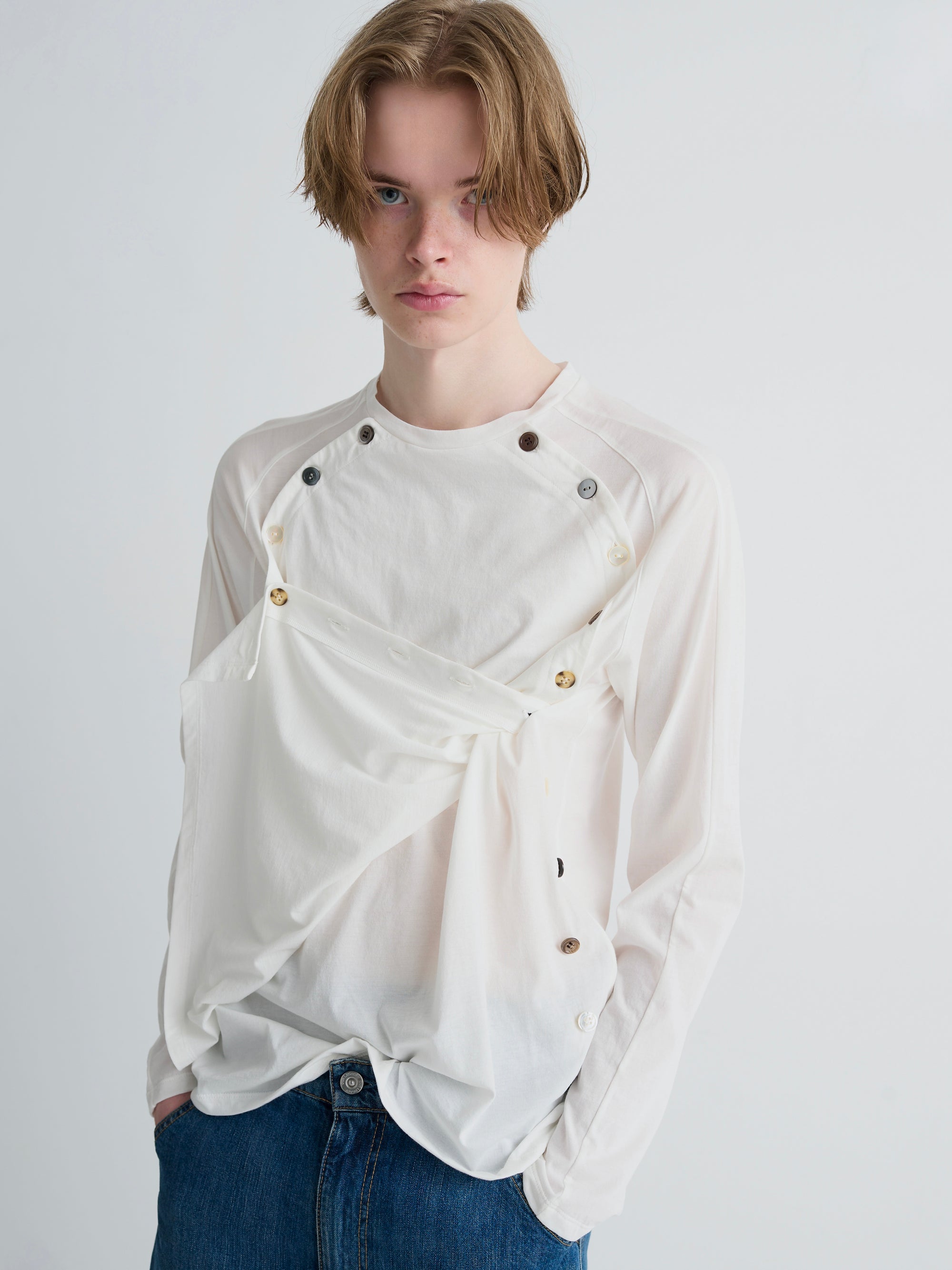 color:WHITE