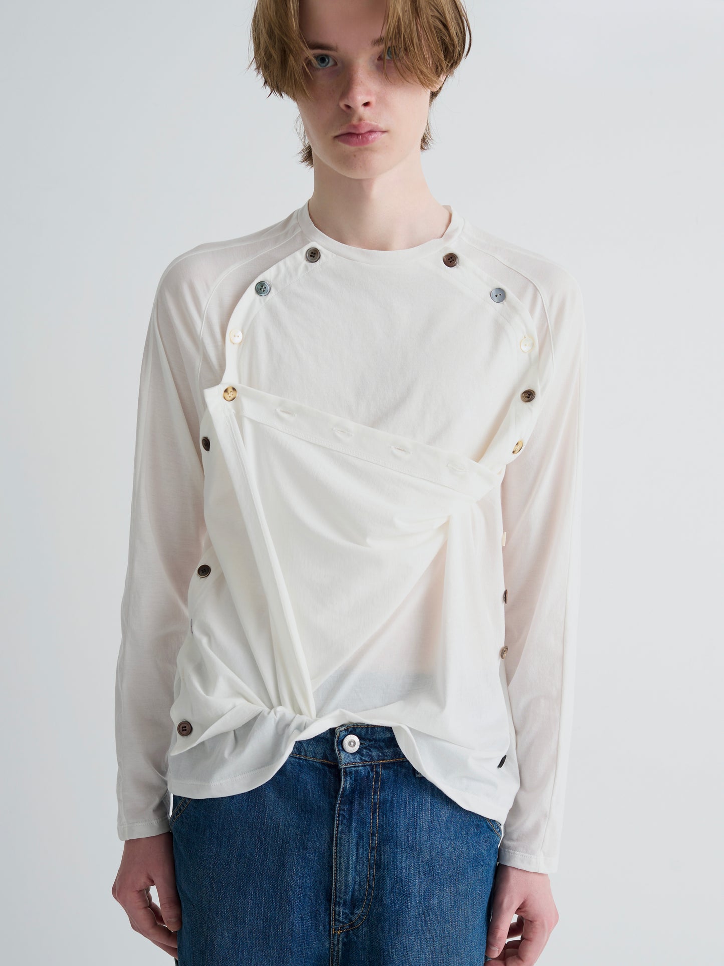 color:WHITE
