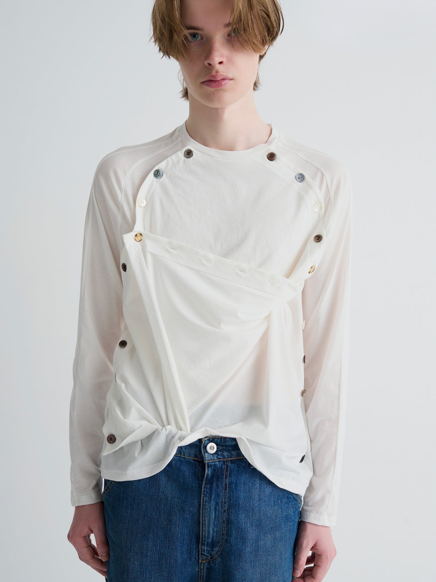 color:WHITE