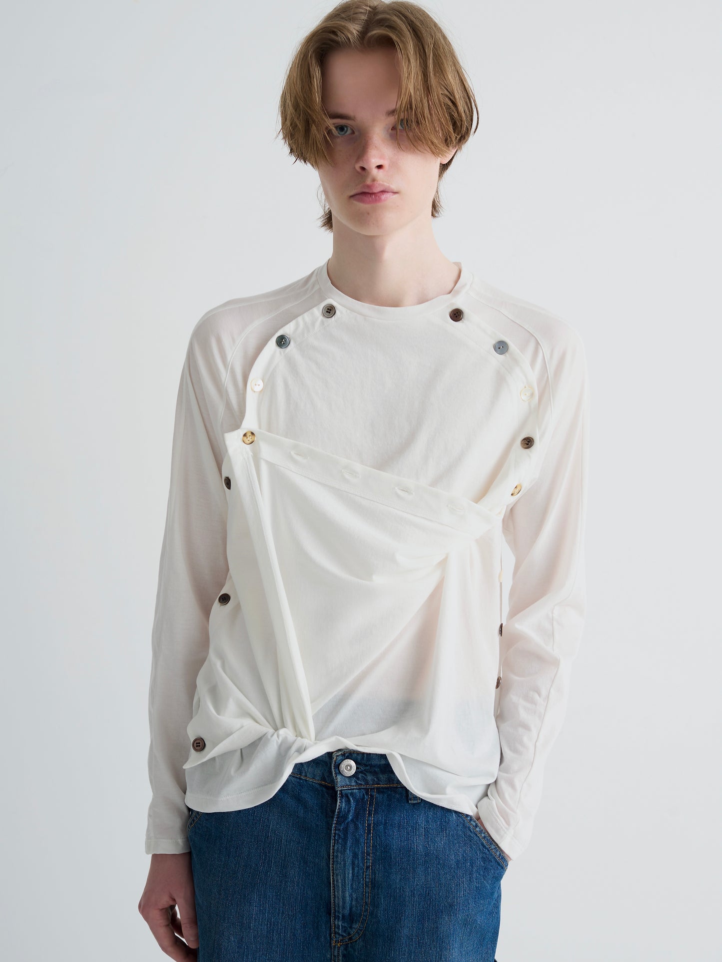 color:WHITE