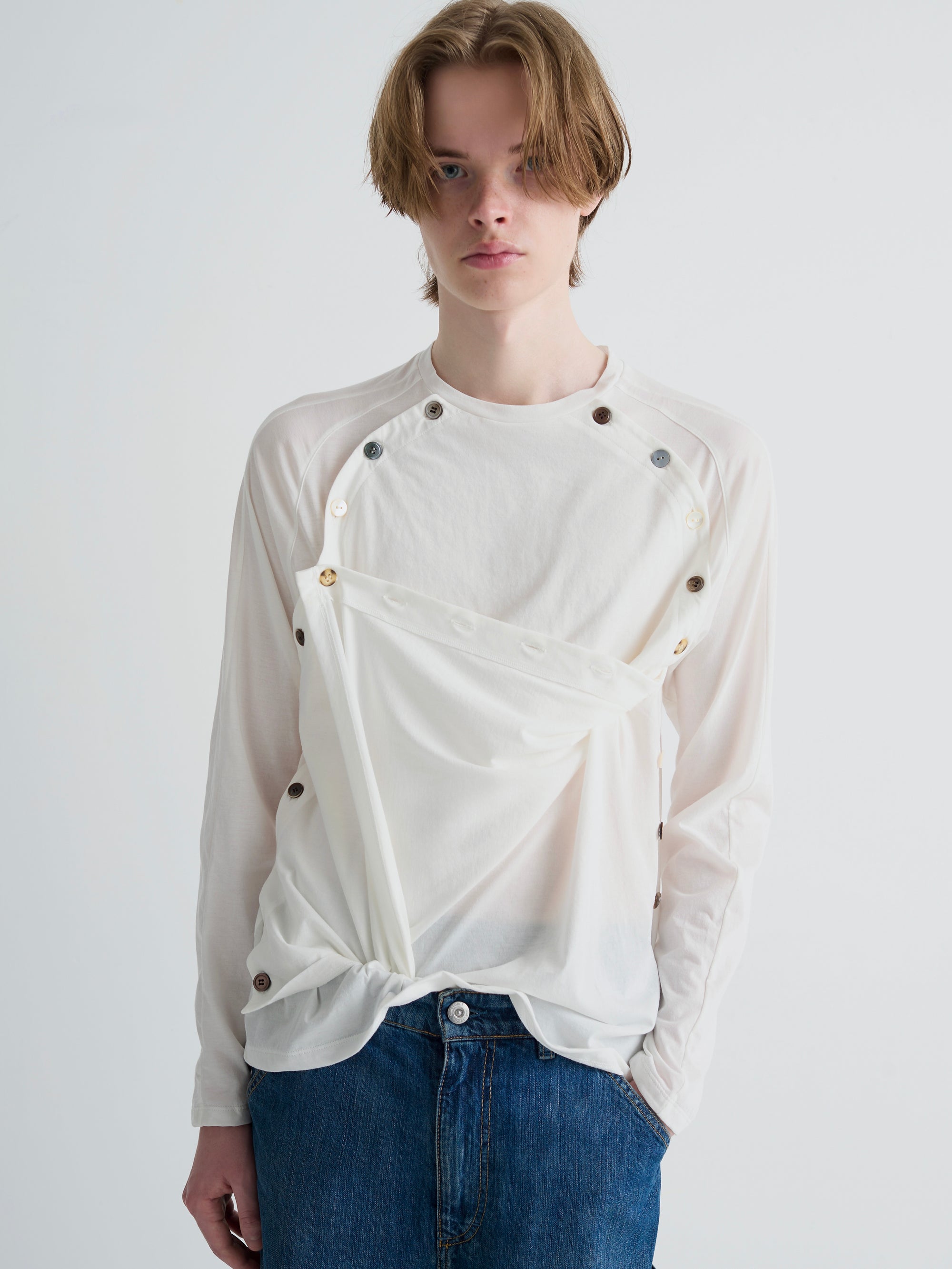 color:WHITE