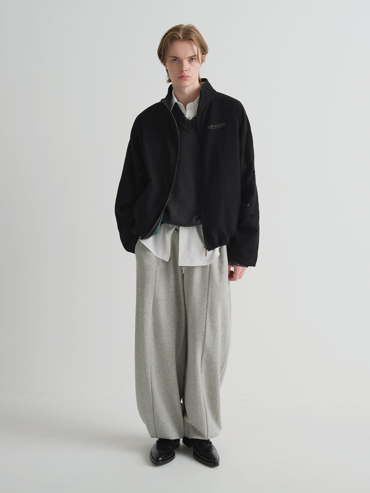 color:BLACK