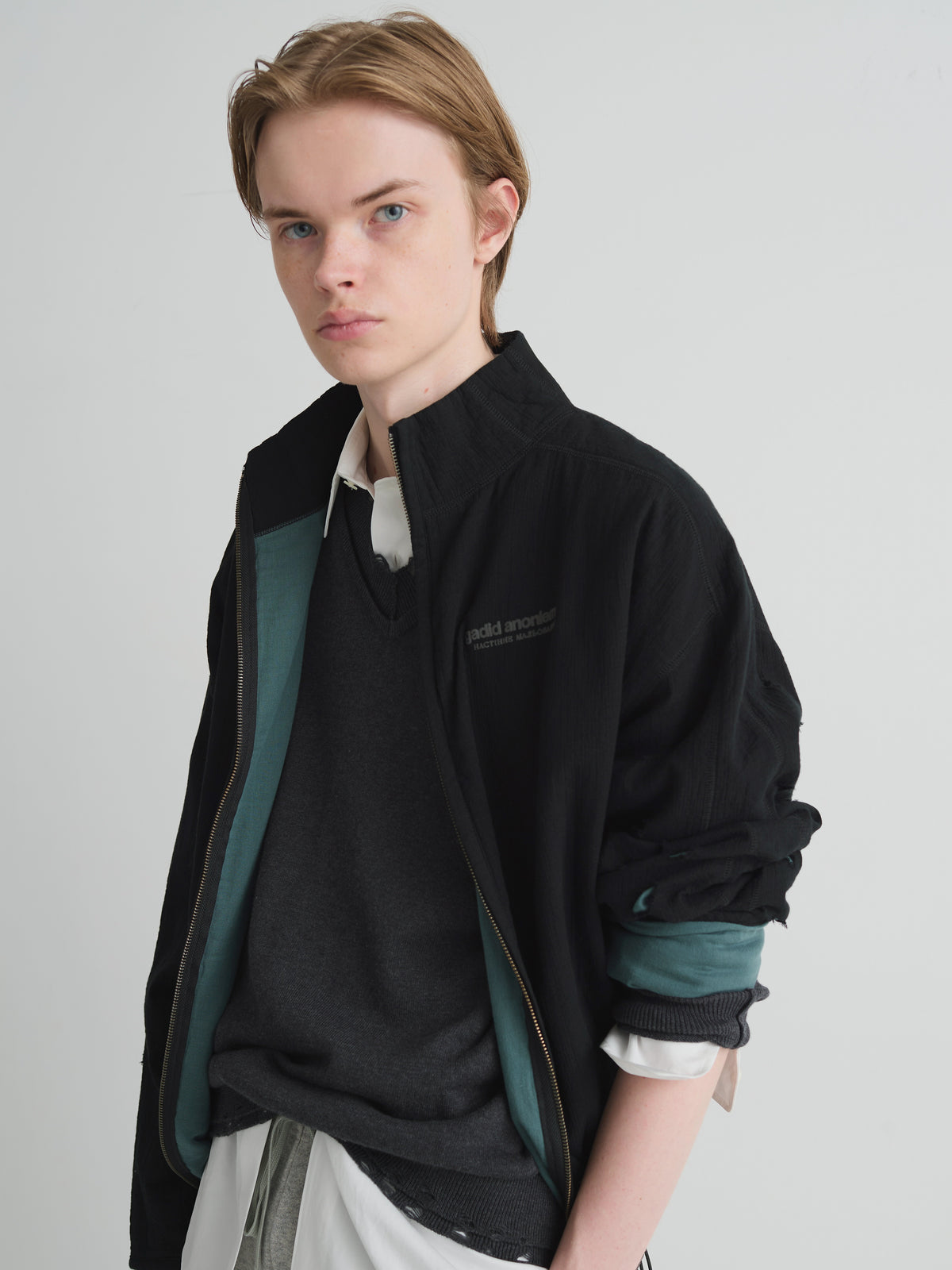 color:BLACK