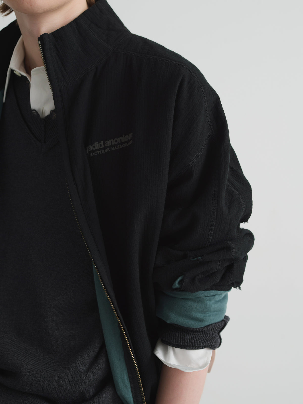 color:BLACK