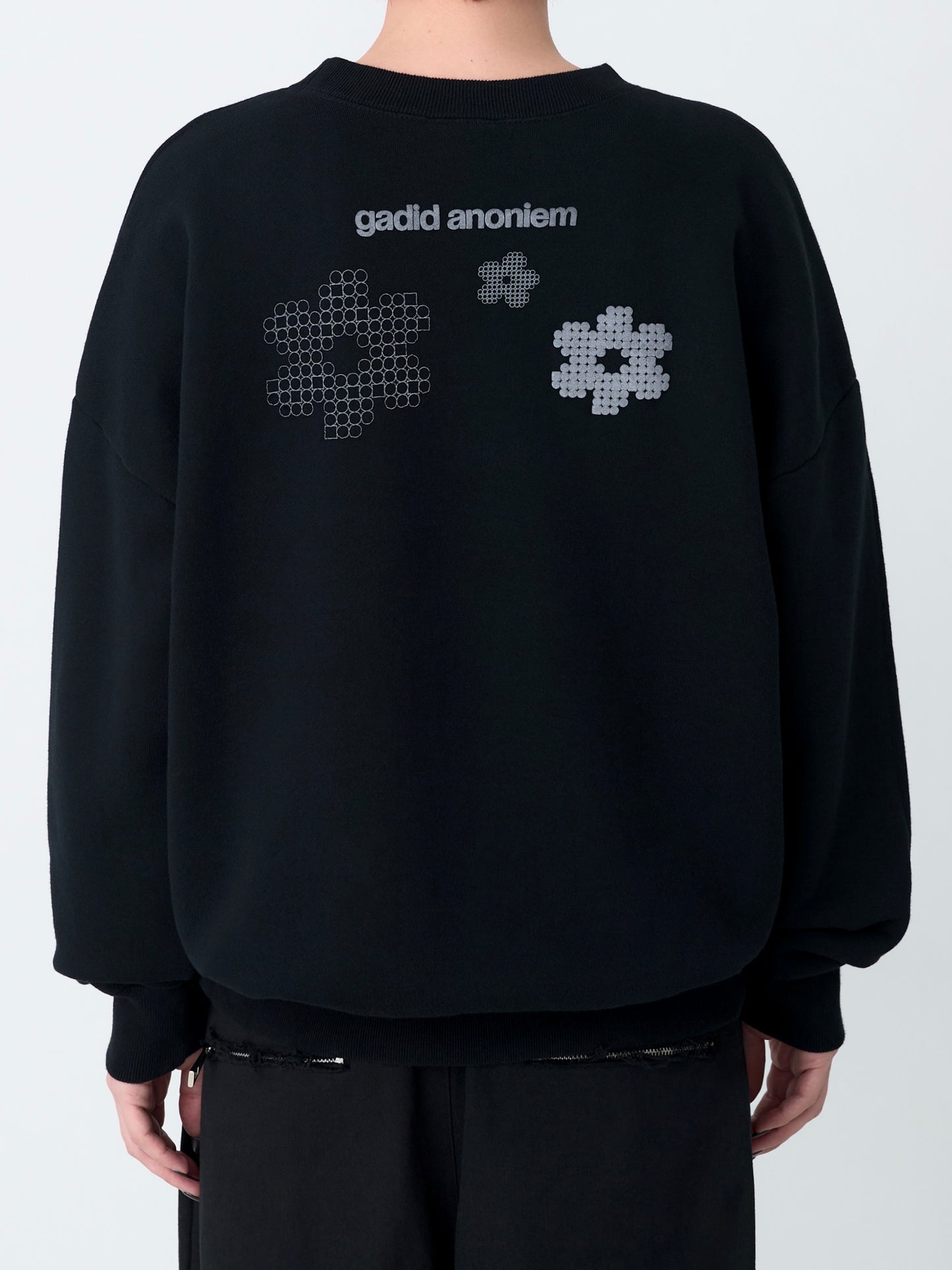 color:BLACK
