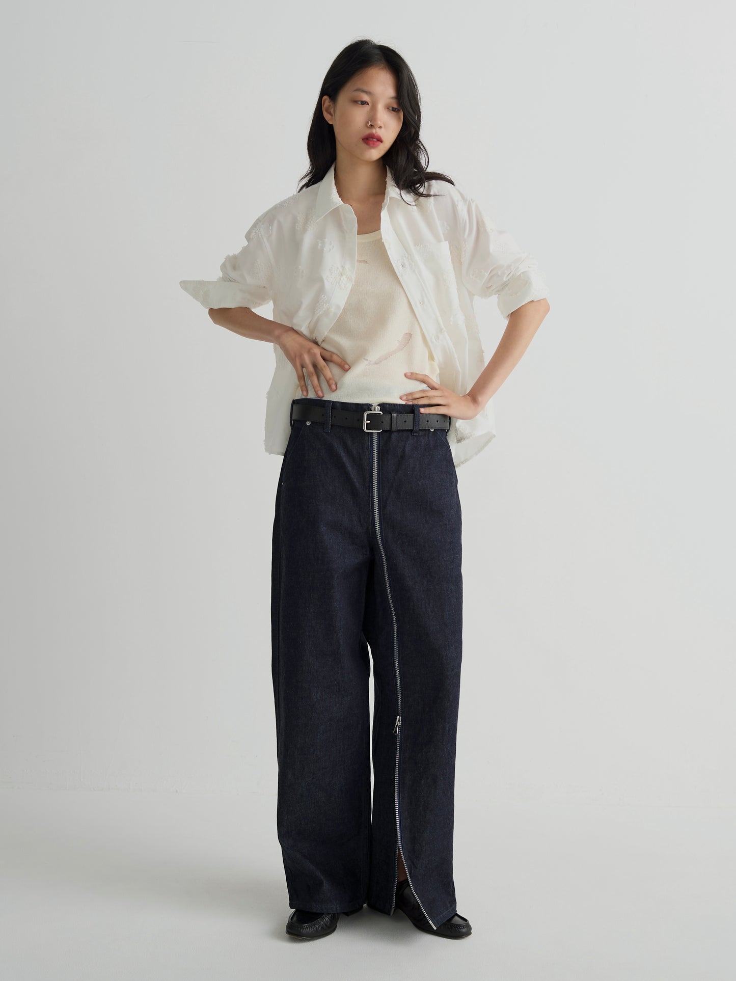 color:WHITE