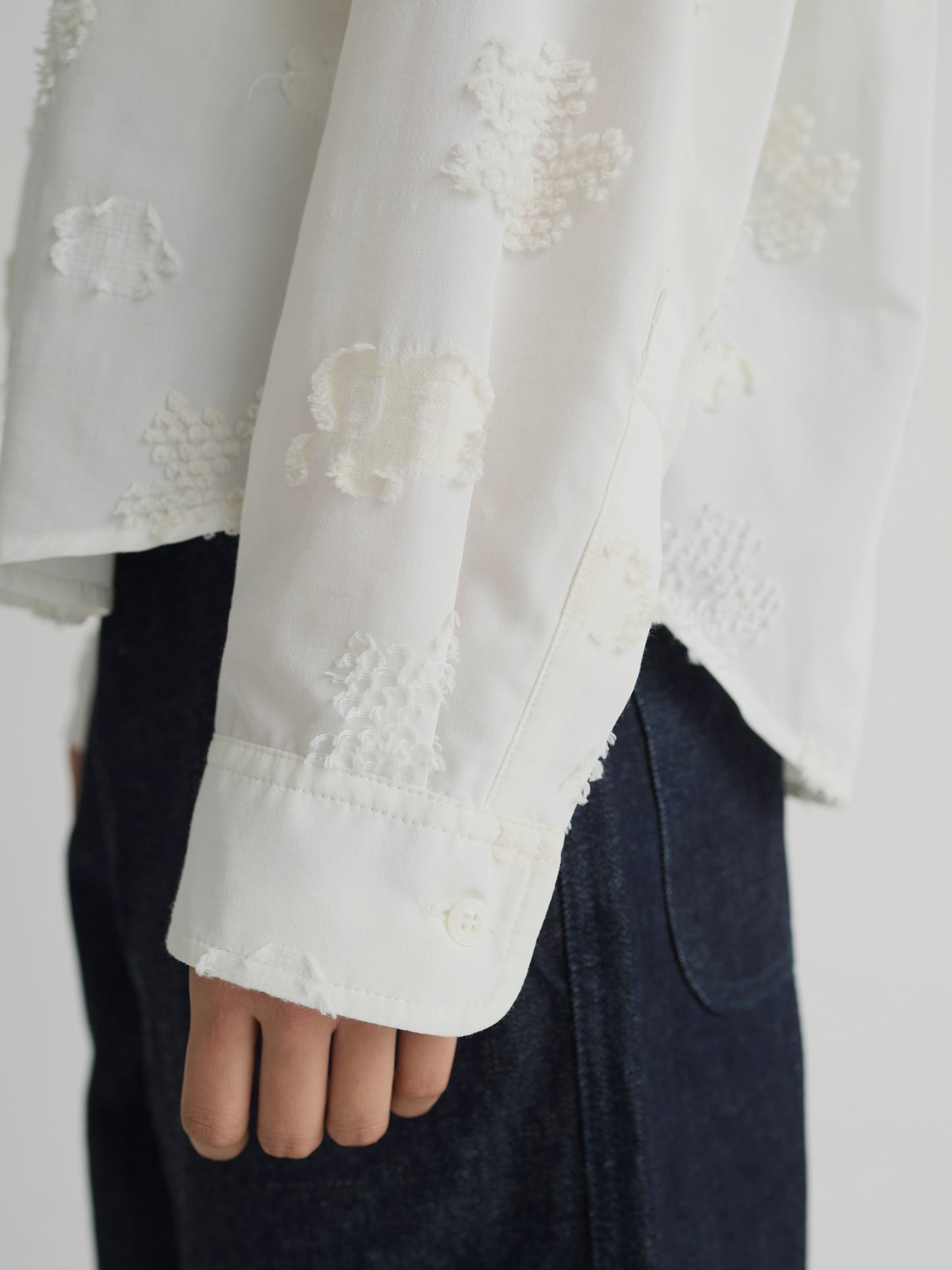 color:WHITE