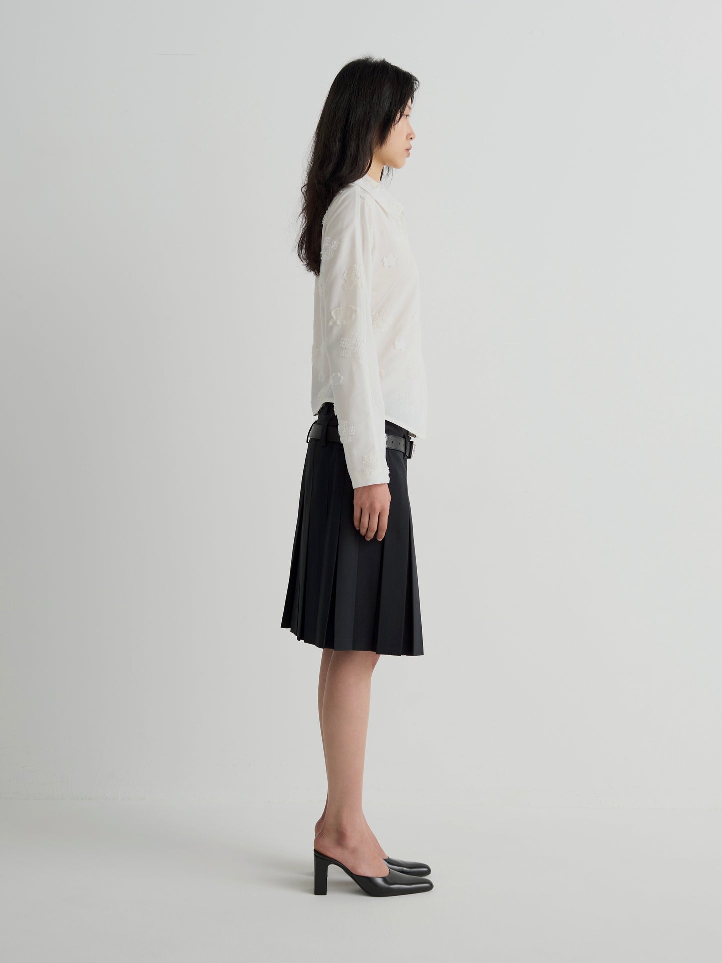 color:WHITE