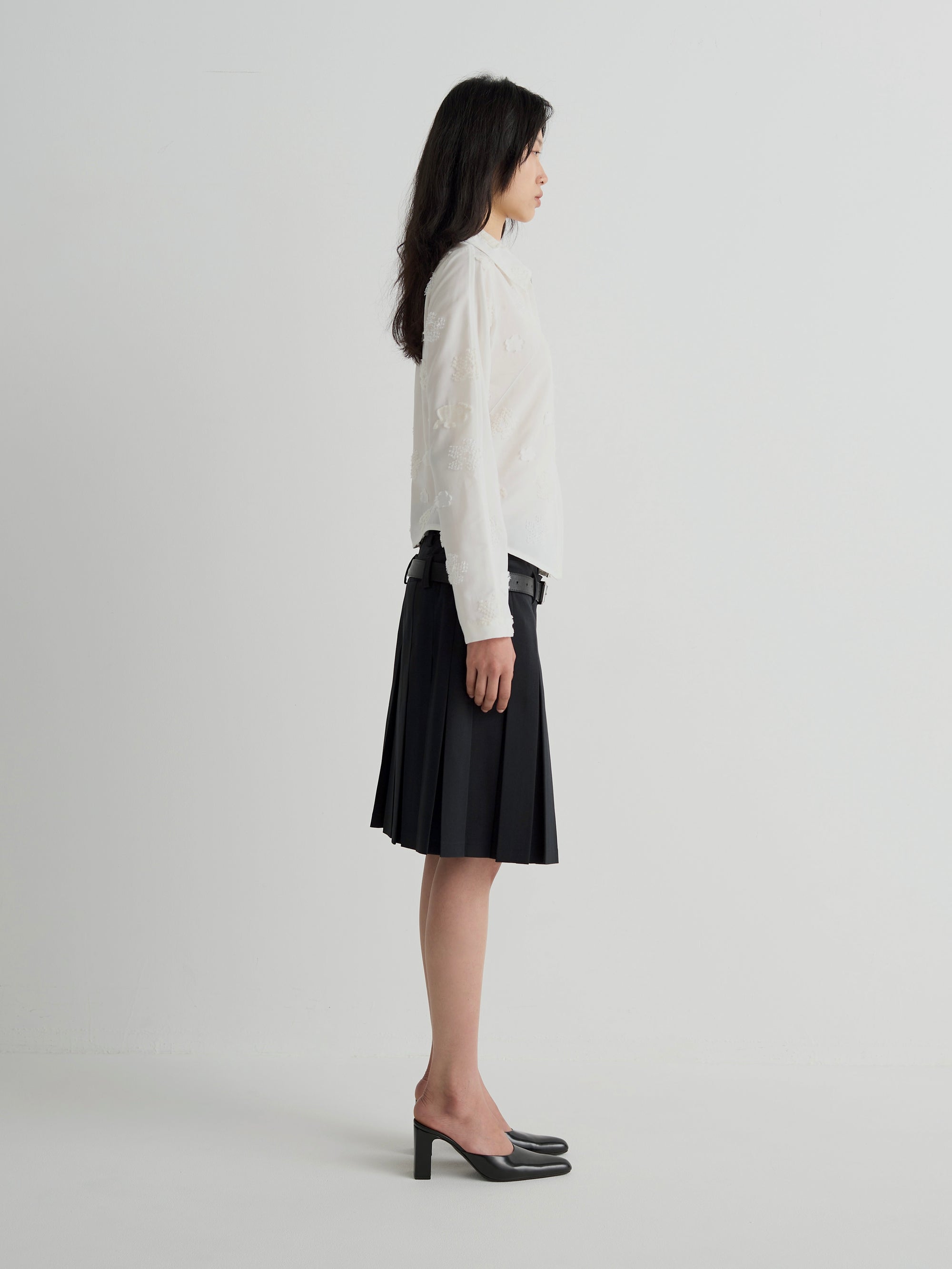 color:WHITE