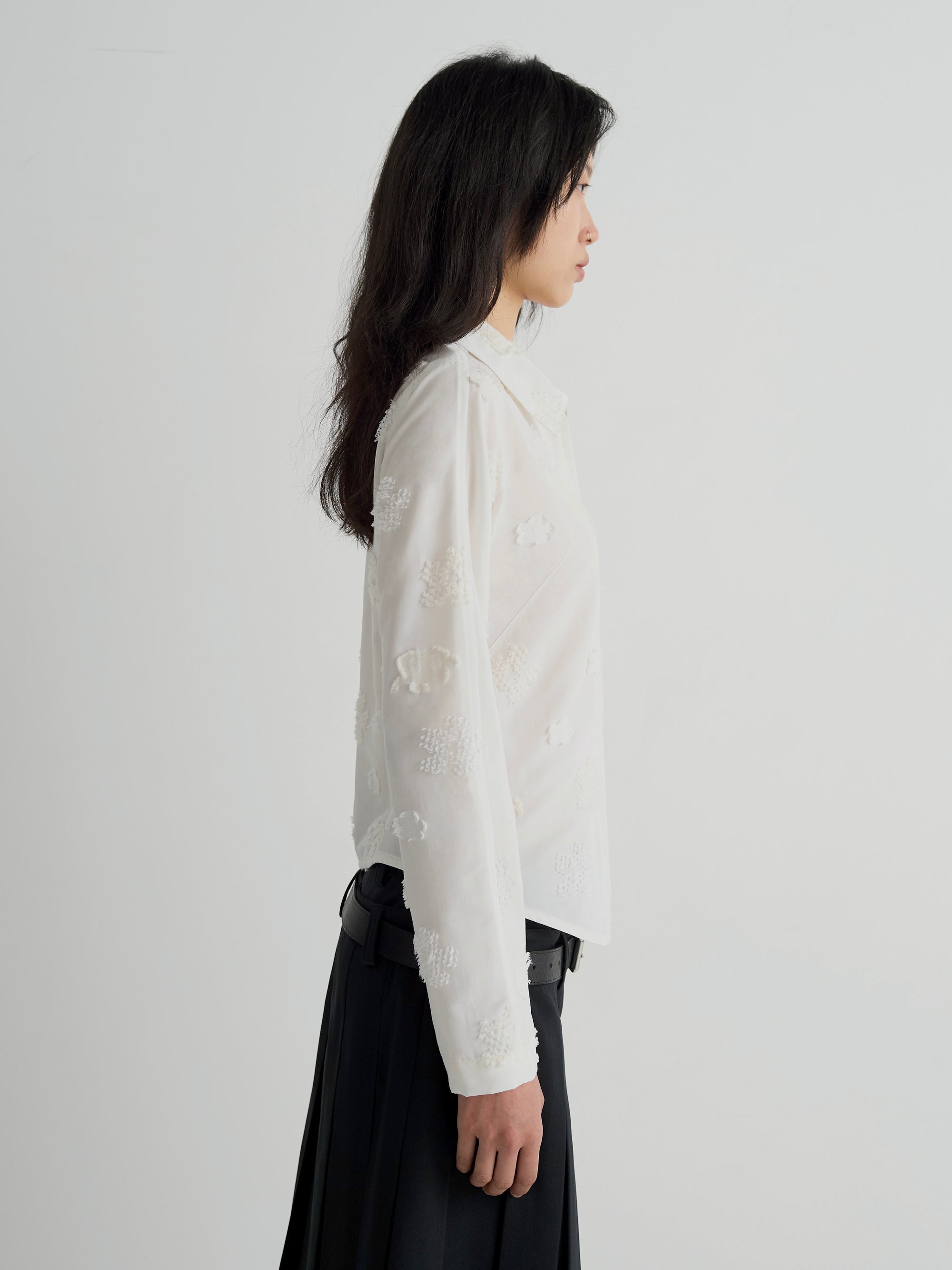 color:WHITE