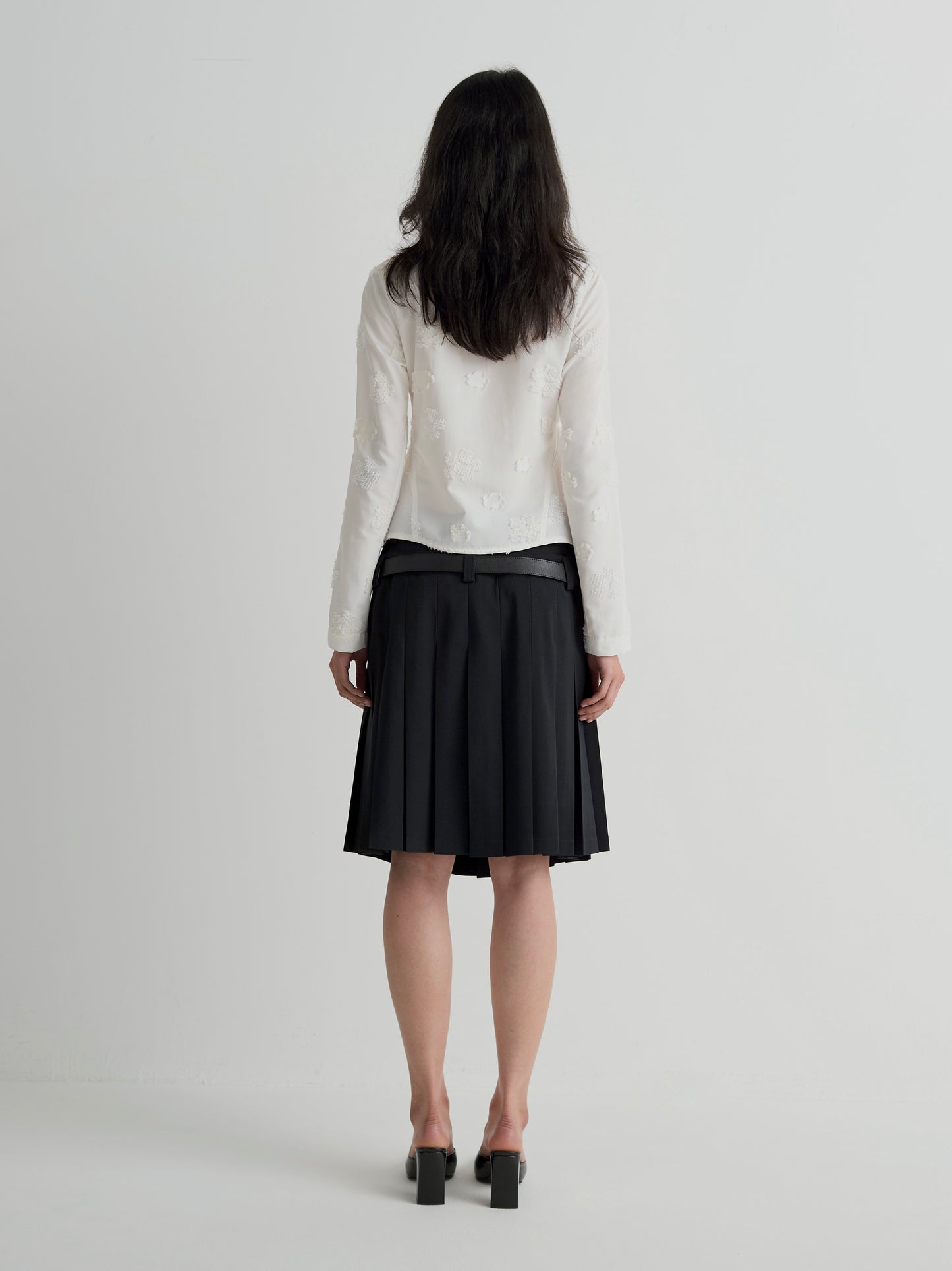 color:WHITE