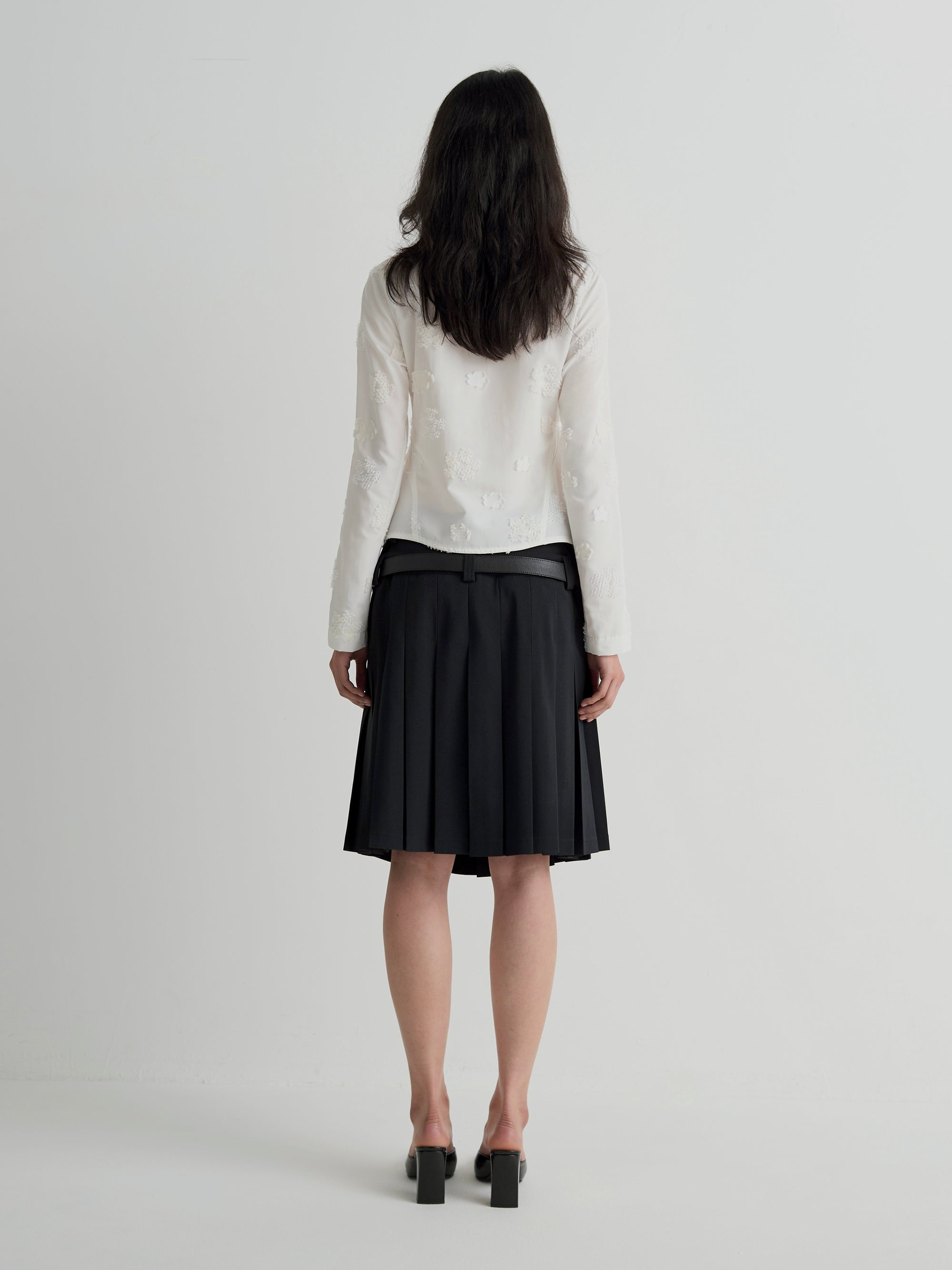 color:WHITE
