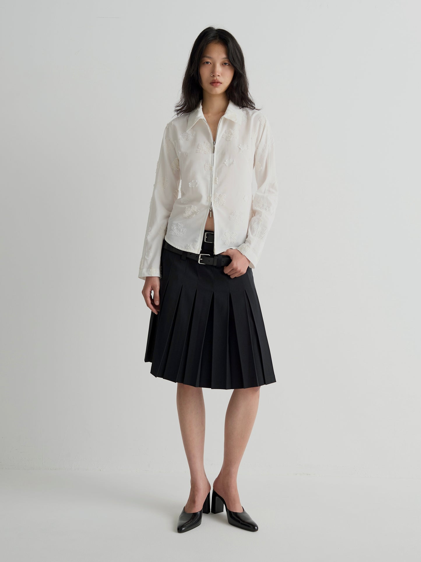 color:WHITE