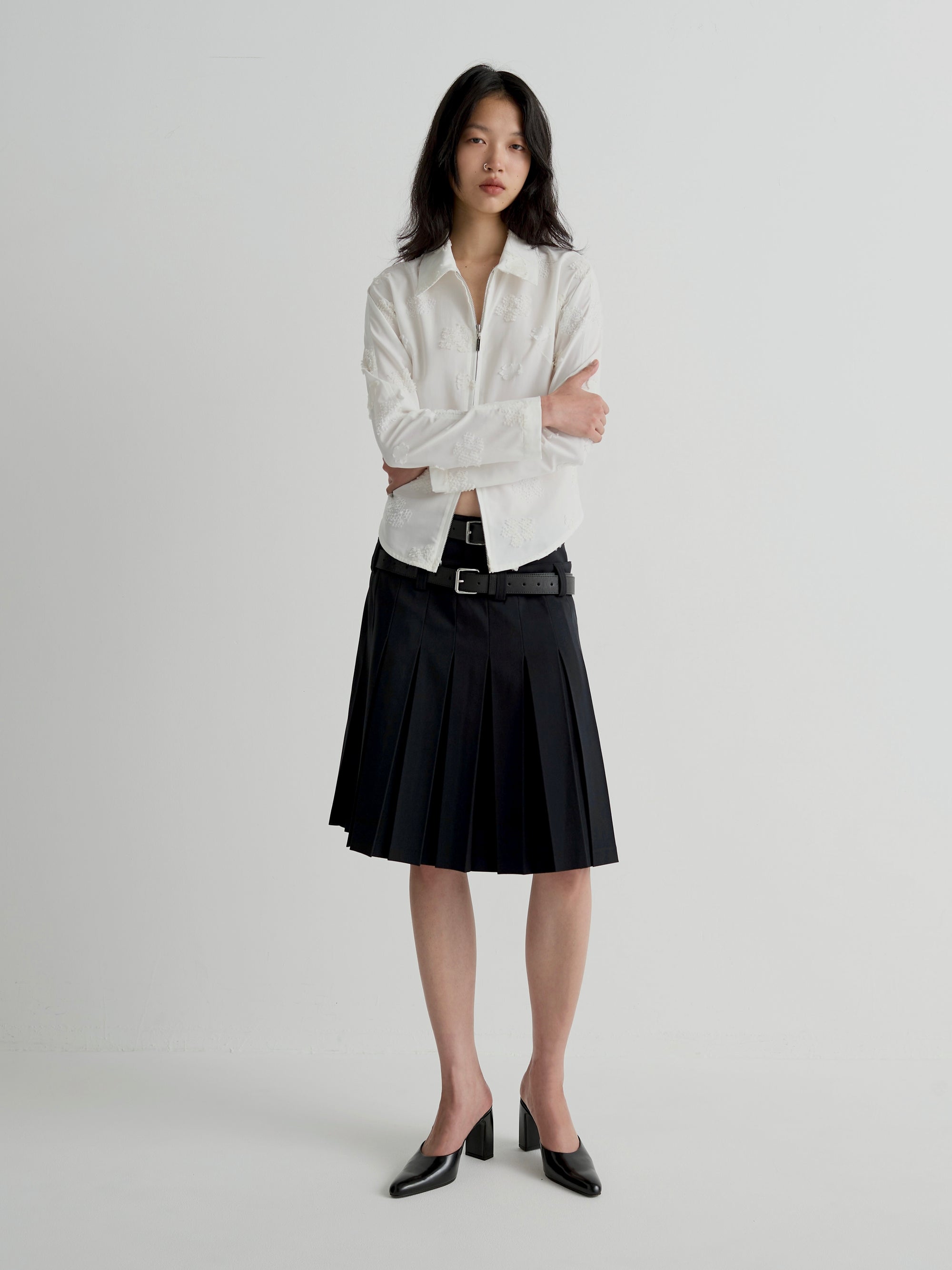 color:BLACK