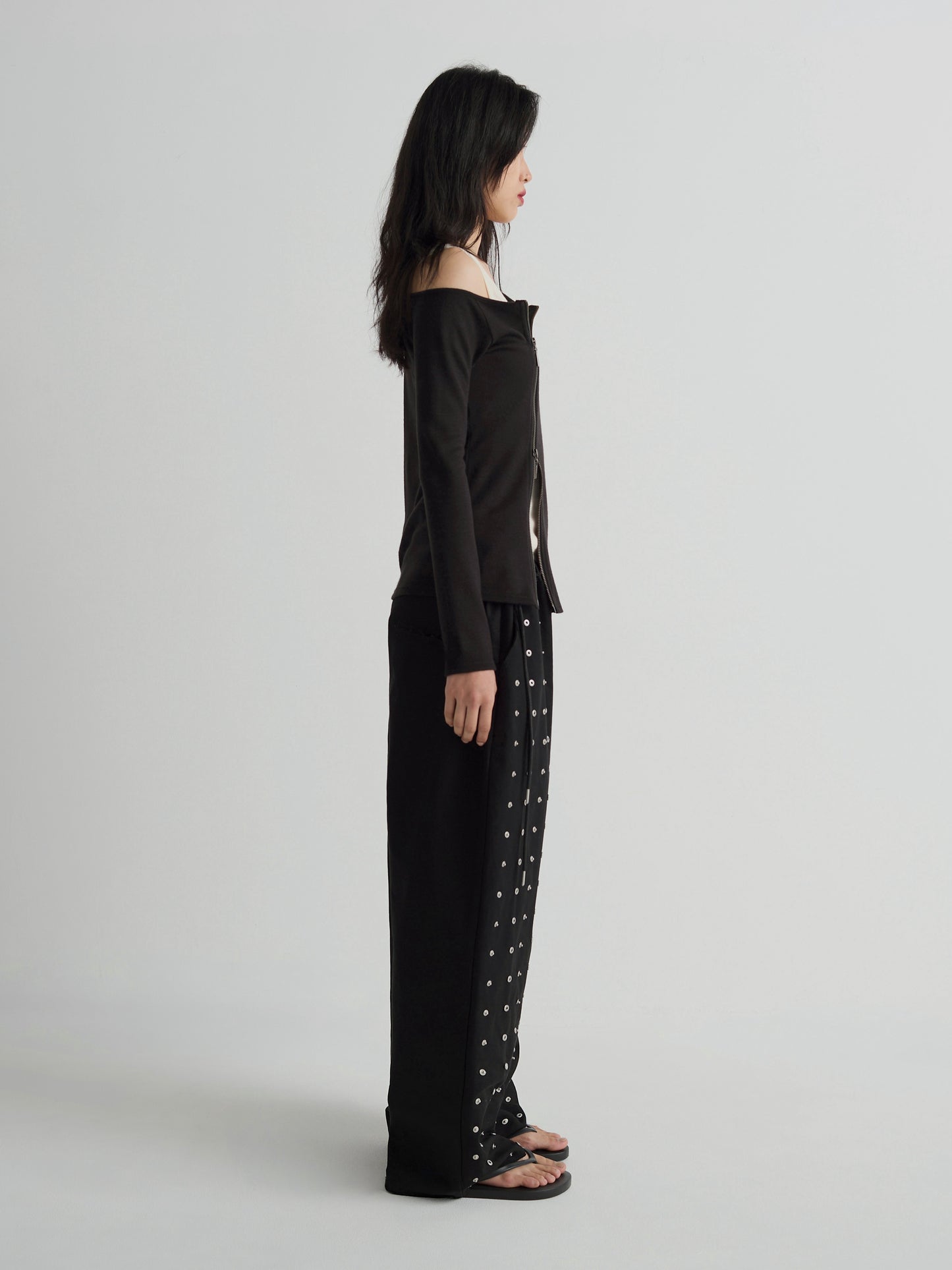 color:BLACK