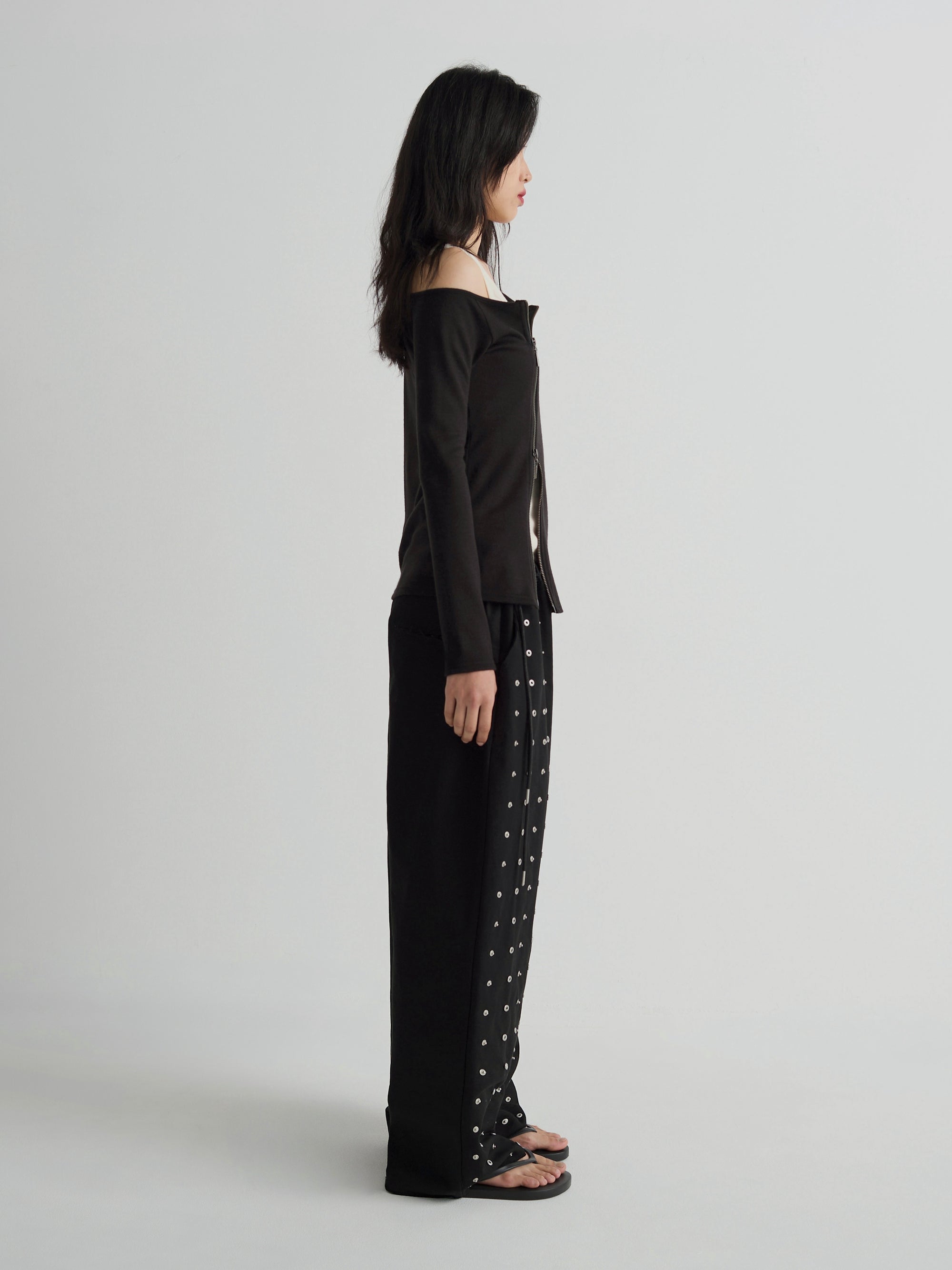 color:BLACK