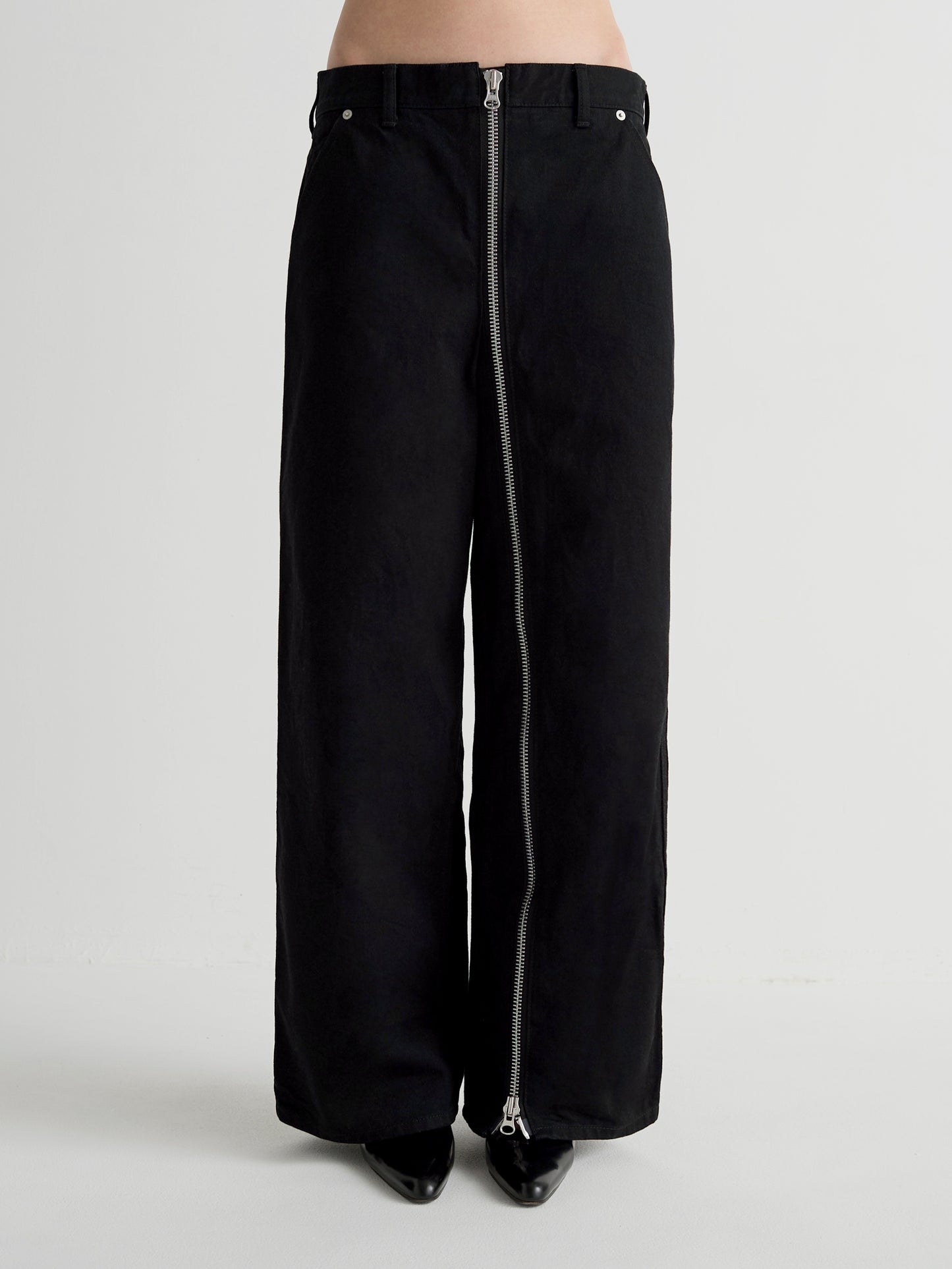 color:BLACK