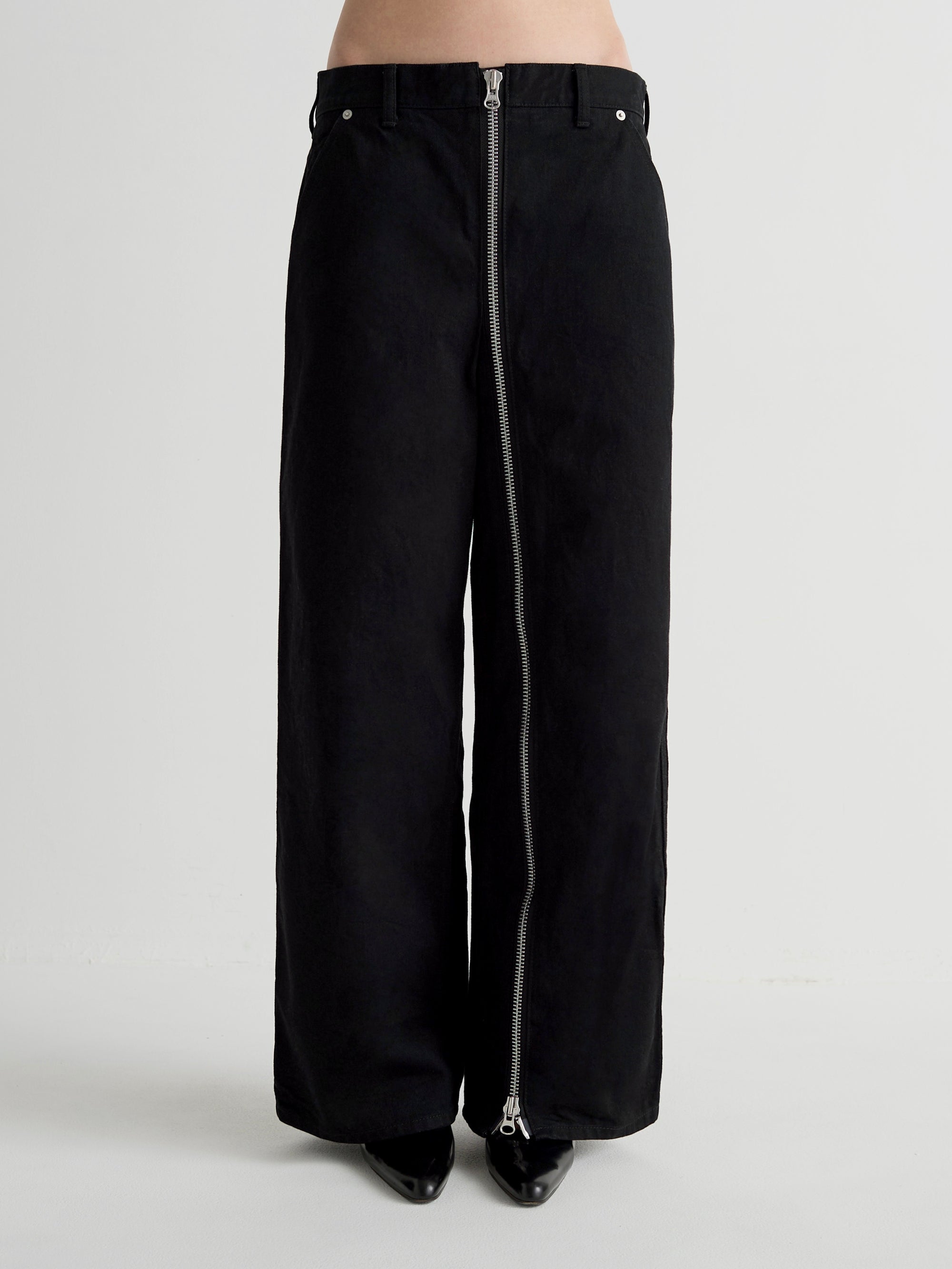 color:BLACK