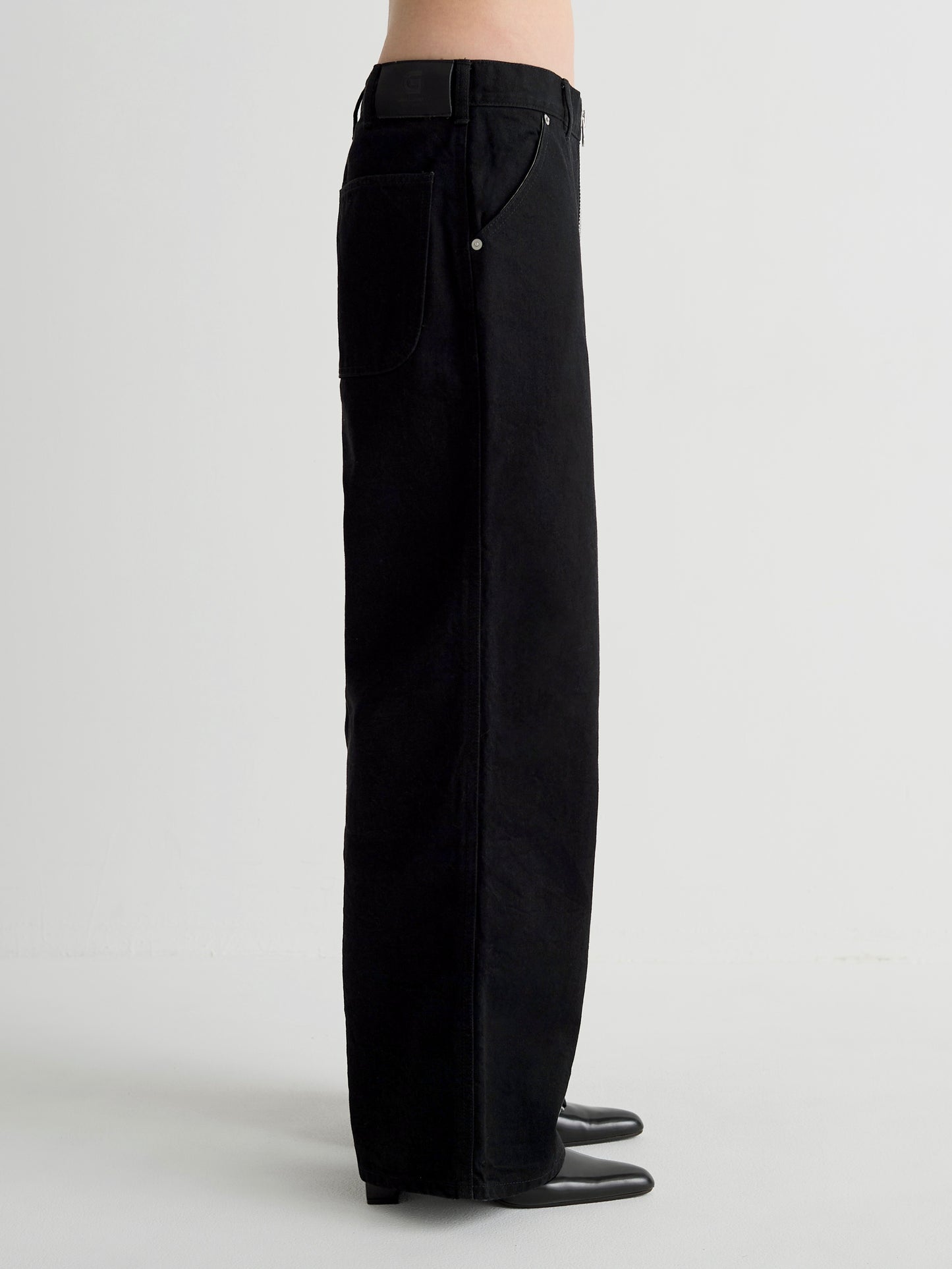 color:BLACK