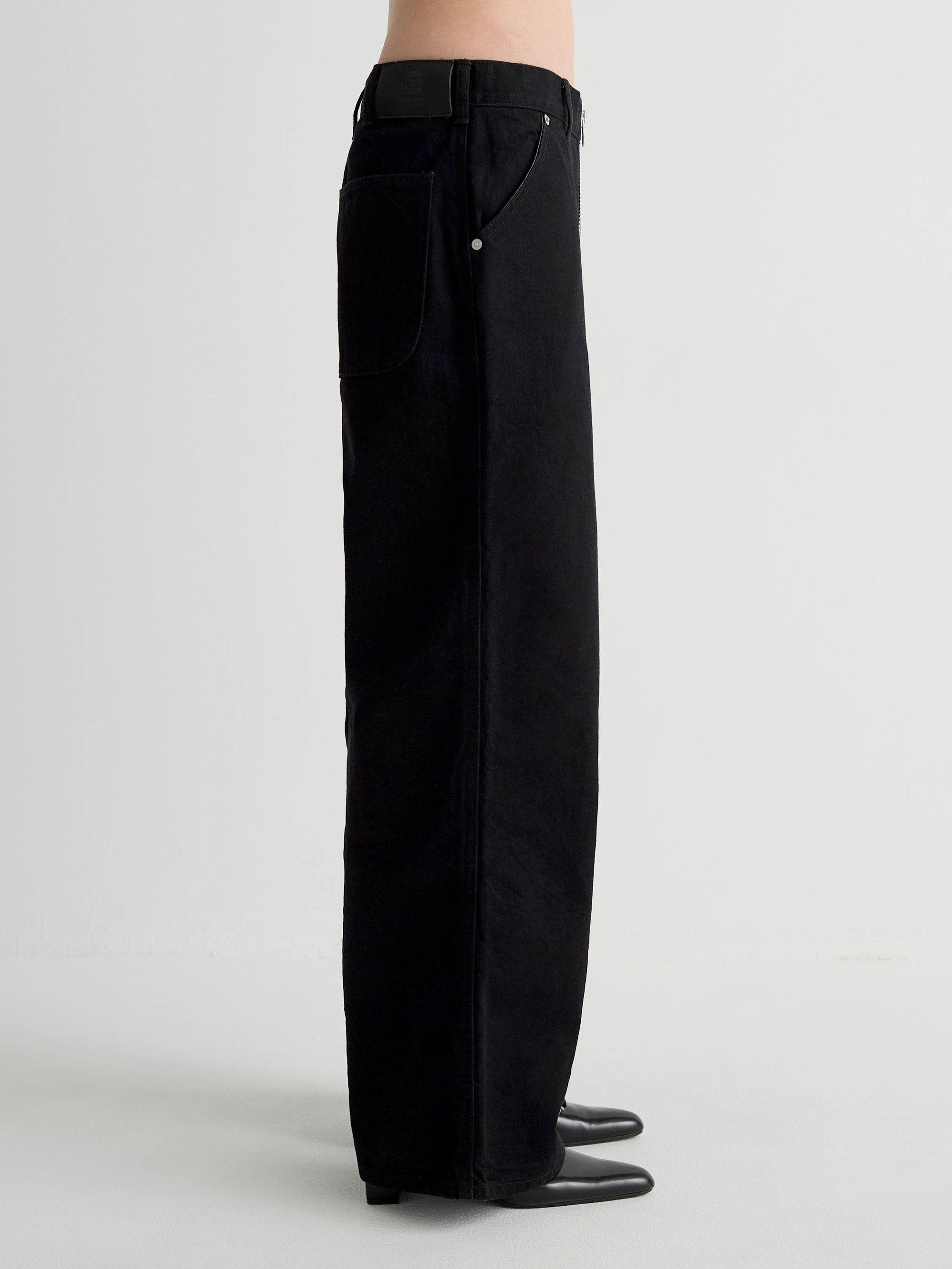 color:BLACK