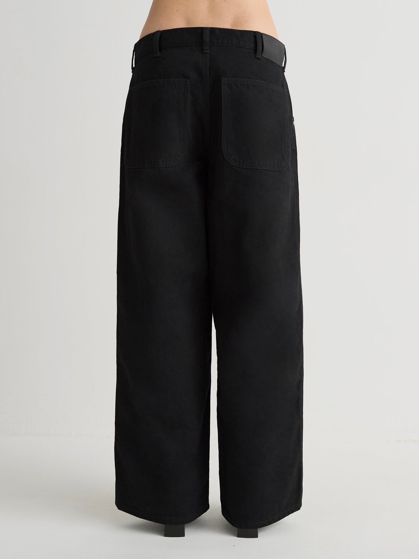 color:BLACK