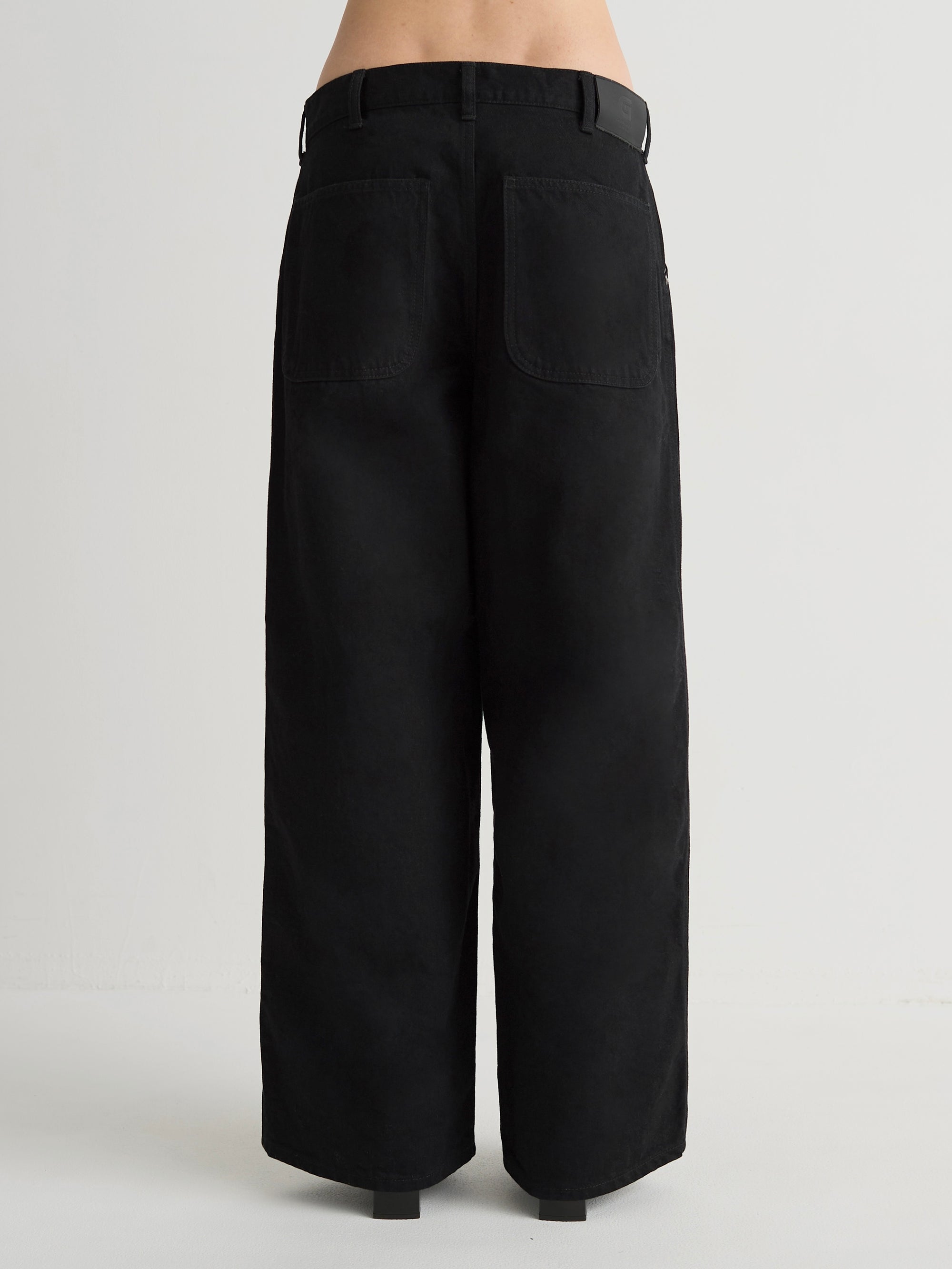 color:BLACK