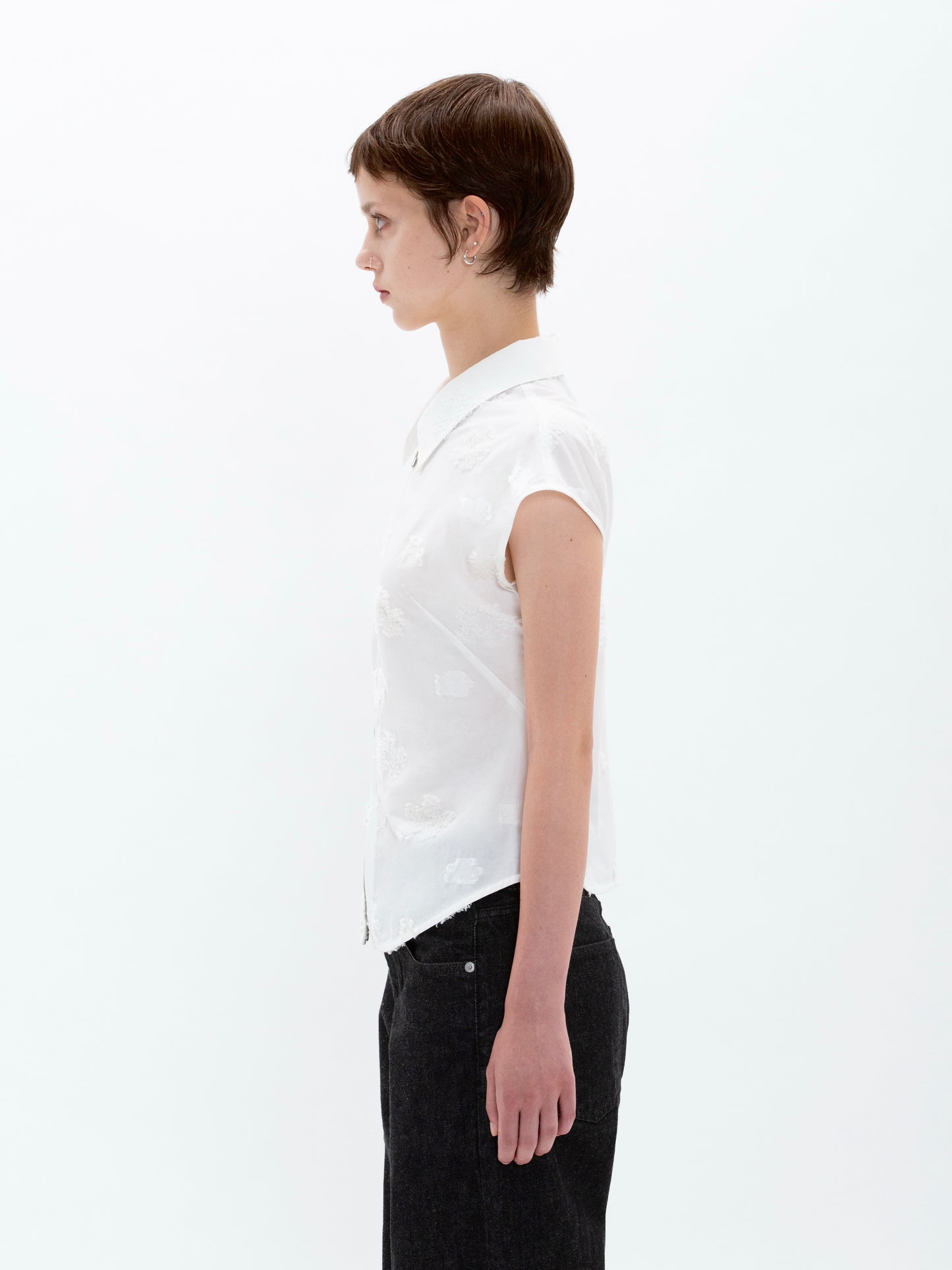 color:WHITE